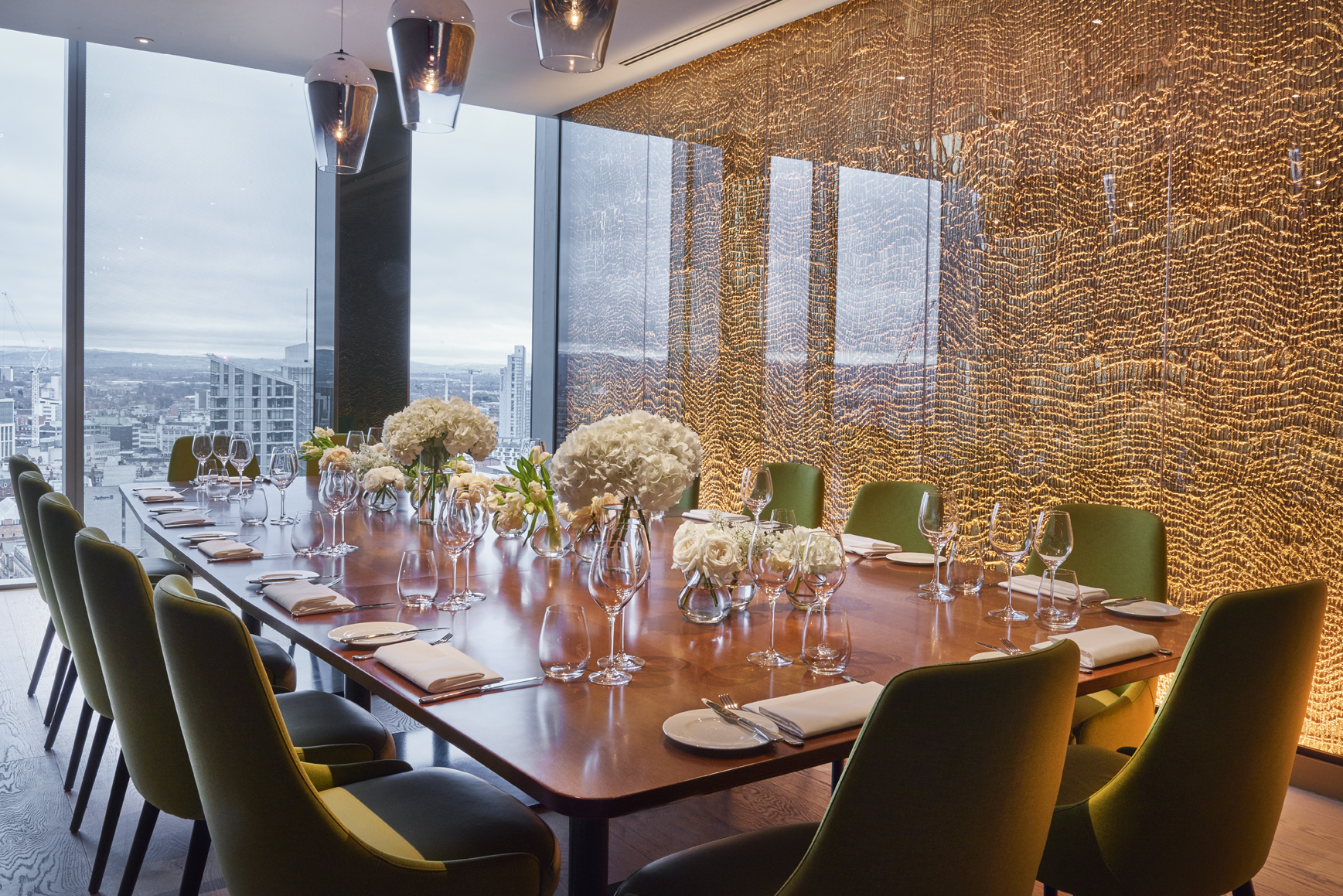 Private dining room with elegant table, ideal for corporate meetings and exclusive events.