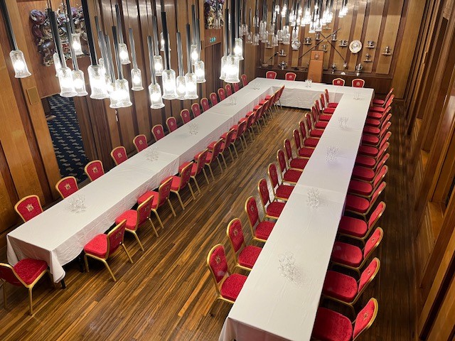 Livery Hall meeting space with U-shaped table, ideal for workshops and strategic planning.