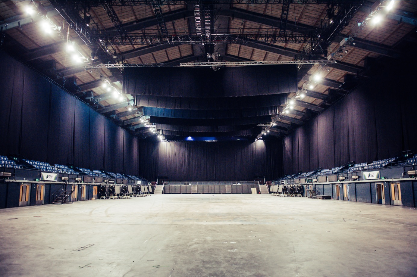 OVO Arena Wembley: spacious event venue with high ceiling, ideal for concerts and conferences.
