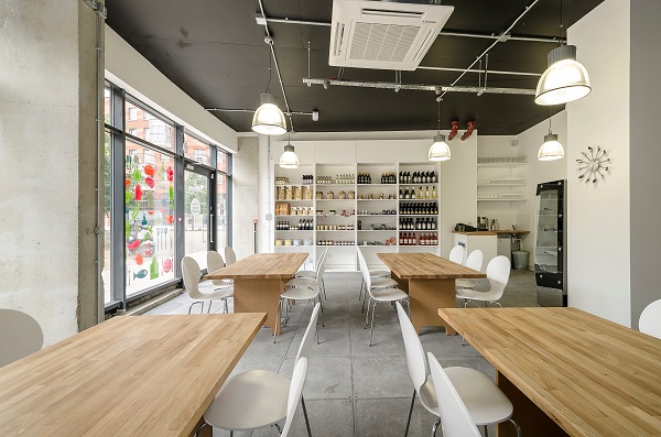 Modern meeting room with wooden tables, ideal for workshops and gatherings.