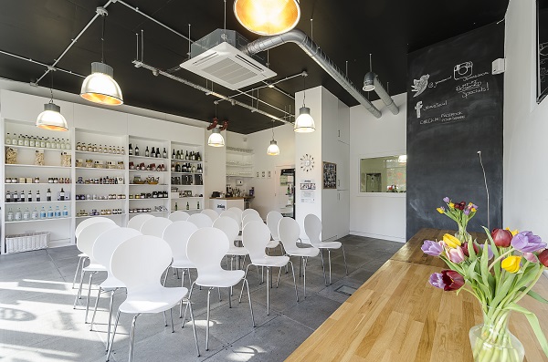 Modern meeting room with white chairs, perfect for workshops and networking events.