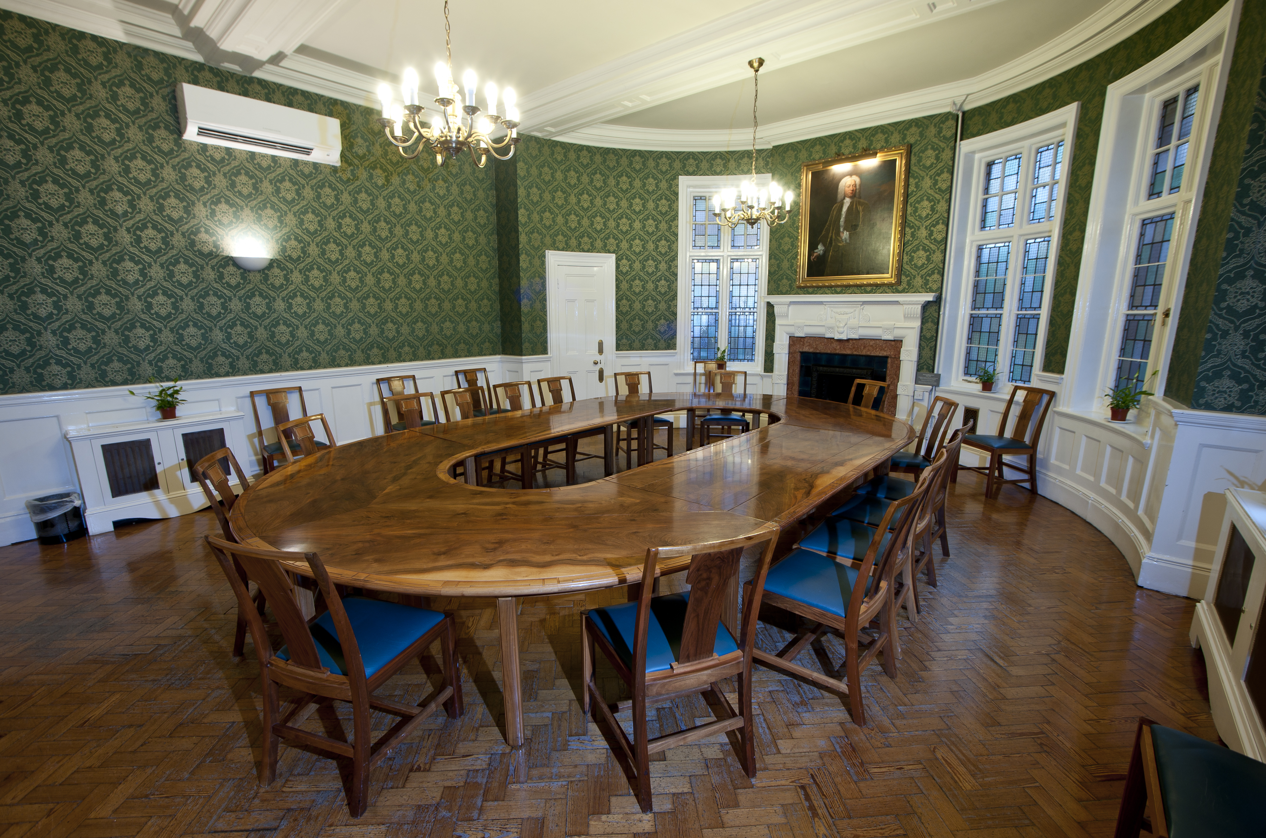 Salisbury Room at St Bride Foundation: elegant meeting space with oval table, ideal for gatherings.