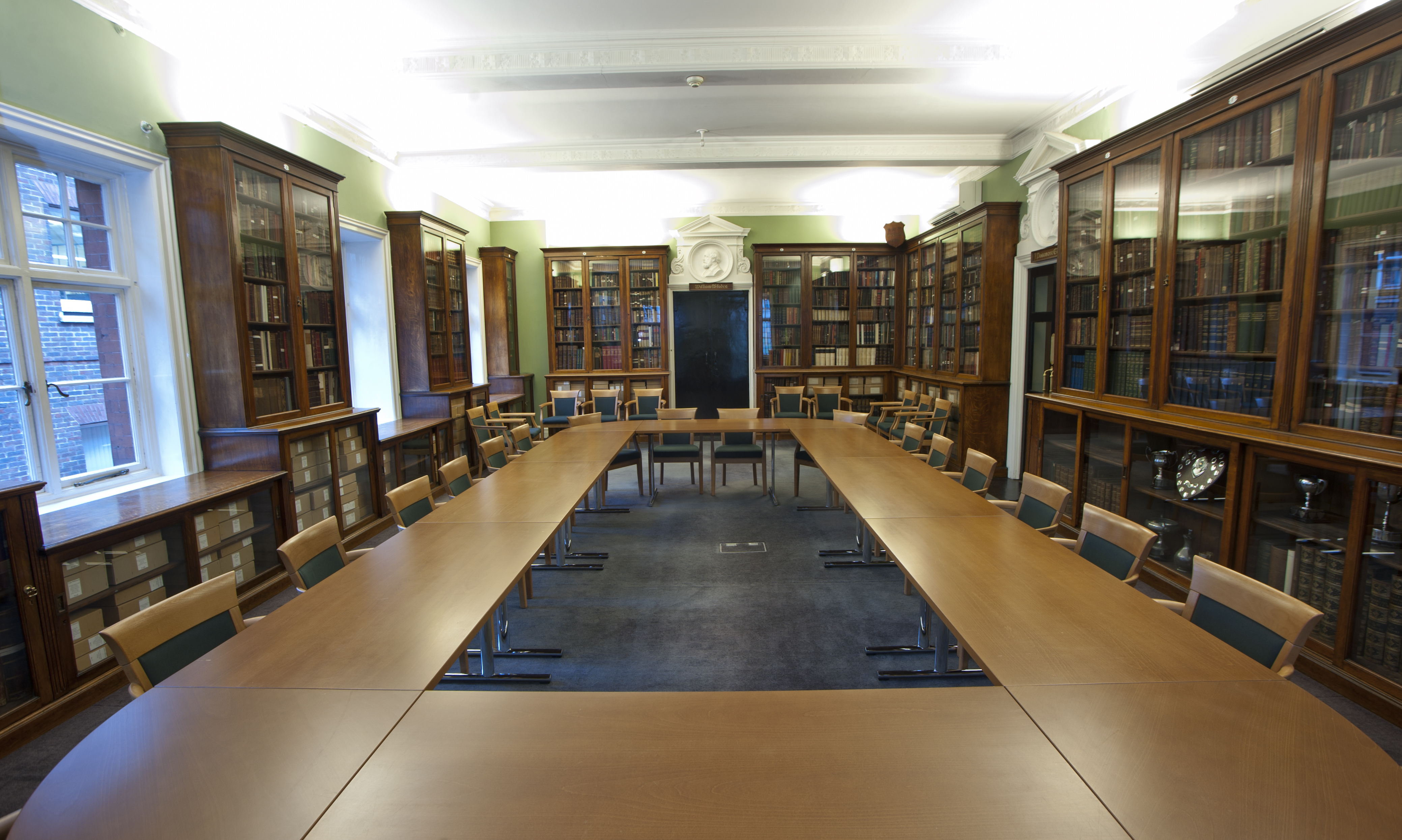 Passmore Edwards Room: spacious meeting space with bookshelves, ideal for conferences and workshops.