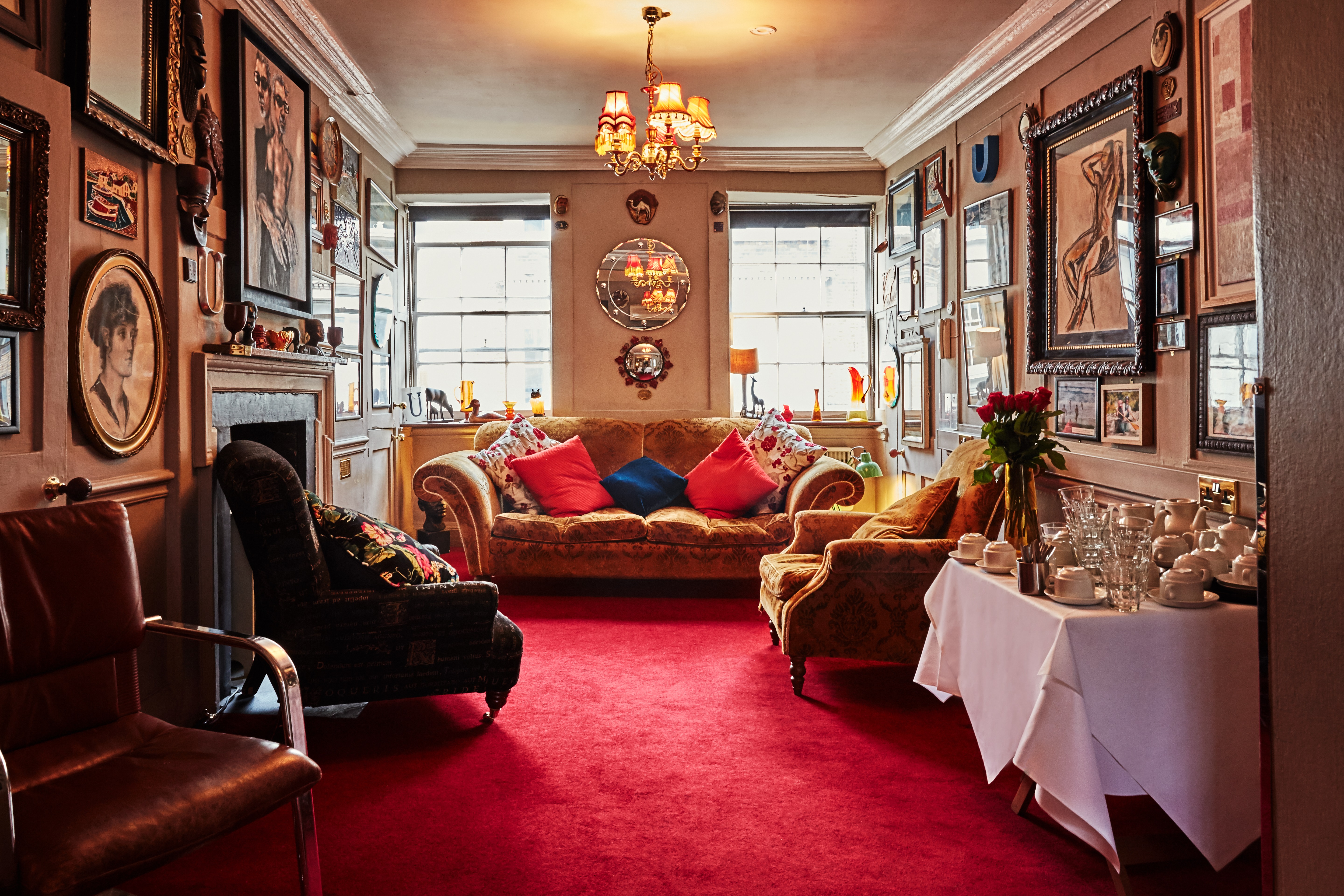 Cozy meeting space in The Union Club, perfect for intimate gatherings and brainstorming.