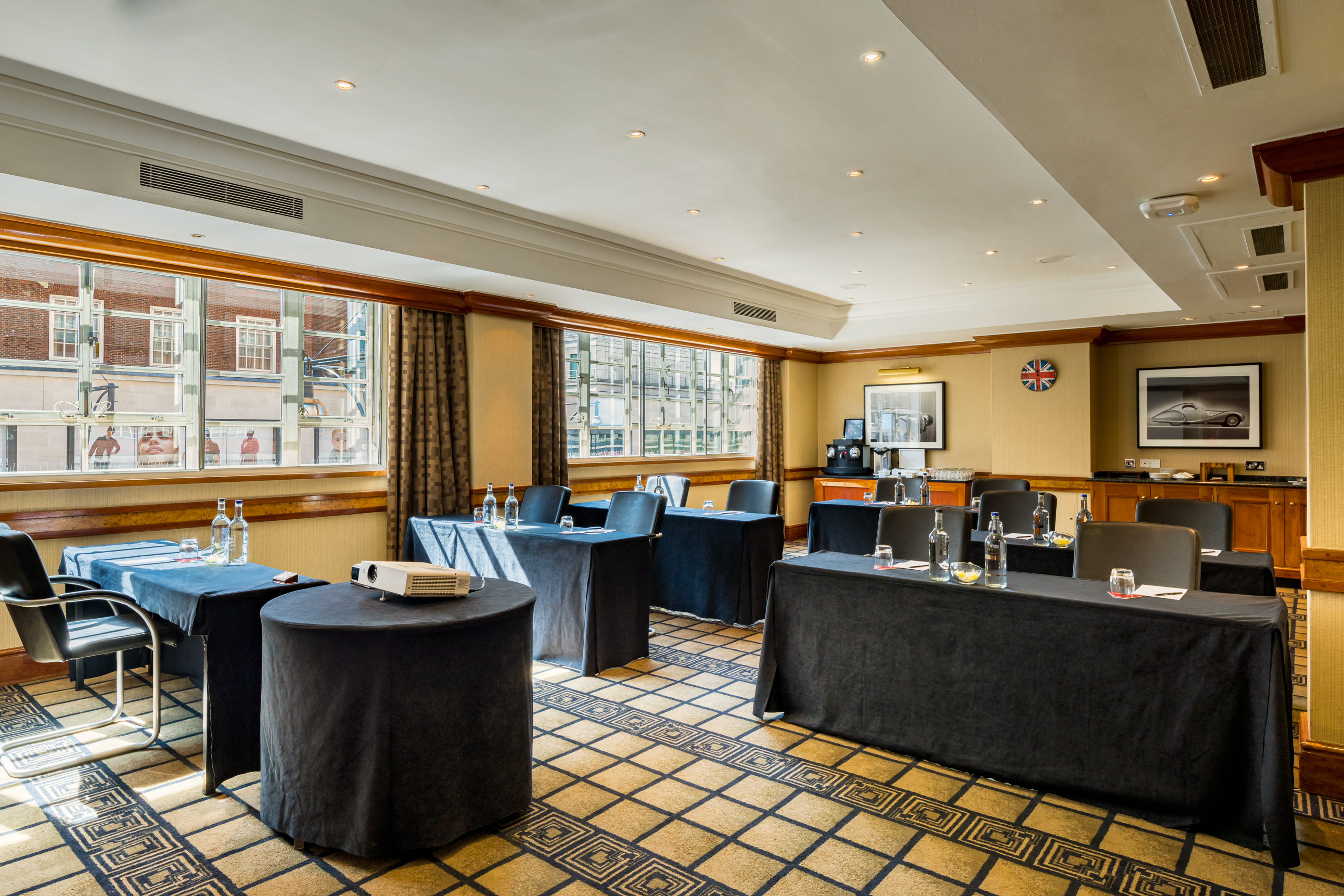 Meeting room at Thistle Marble Arch with natural light, ideal for professional events.