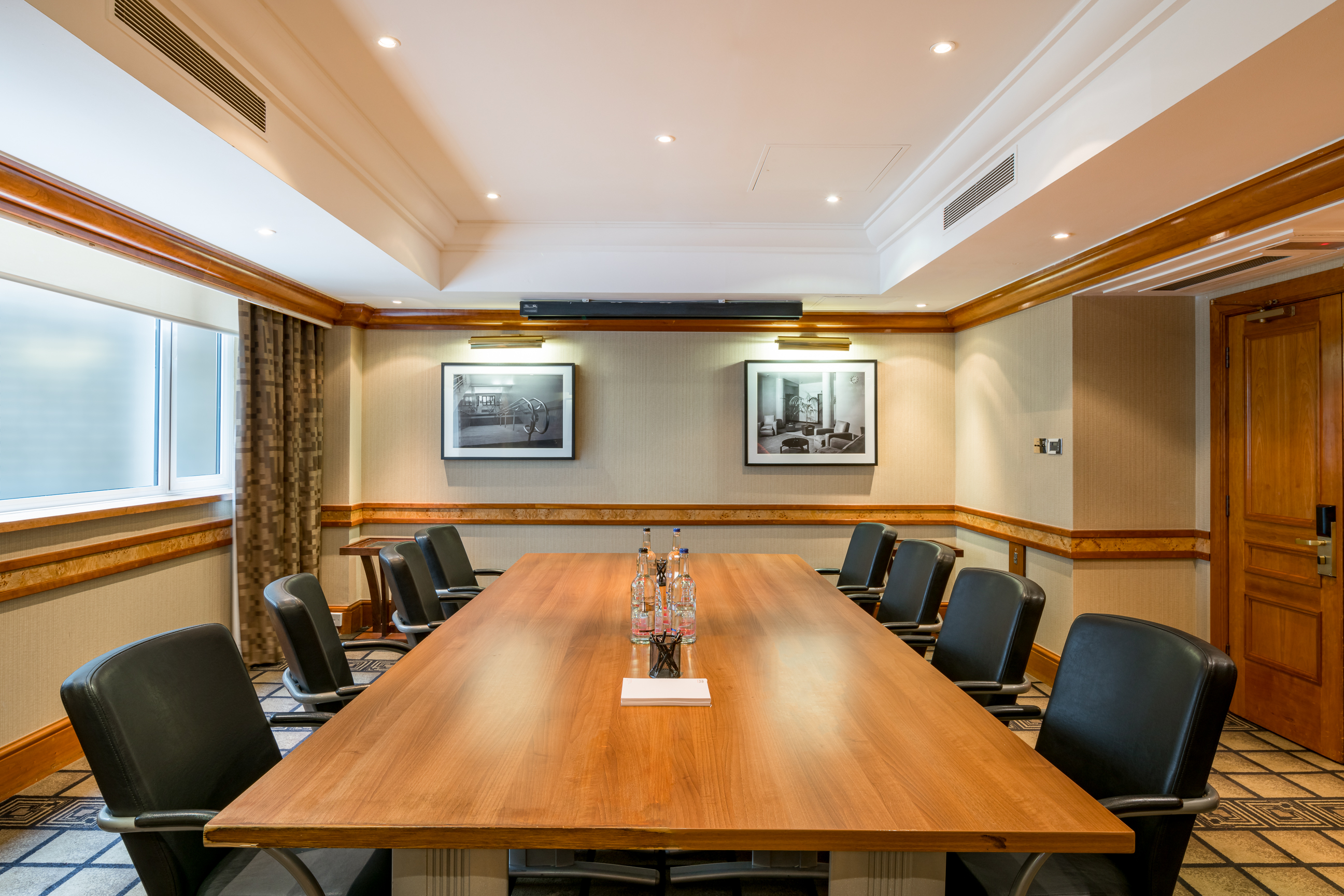 Downing Street meeting room with wooden table, ideal for professional gatherings.