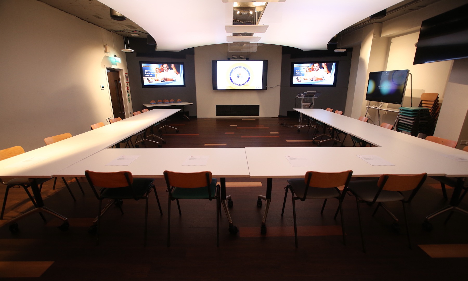 Versatile event space with U-shaped table, ideal for workshops and meetings at IDEALondon.