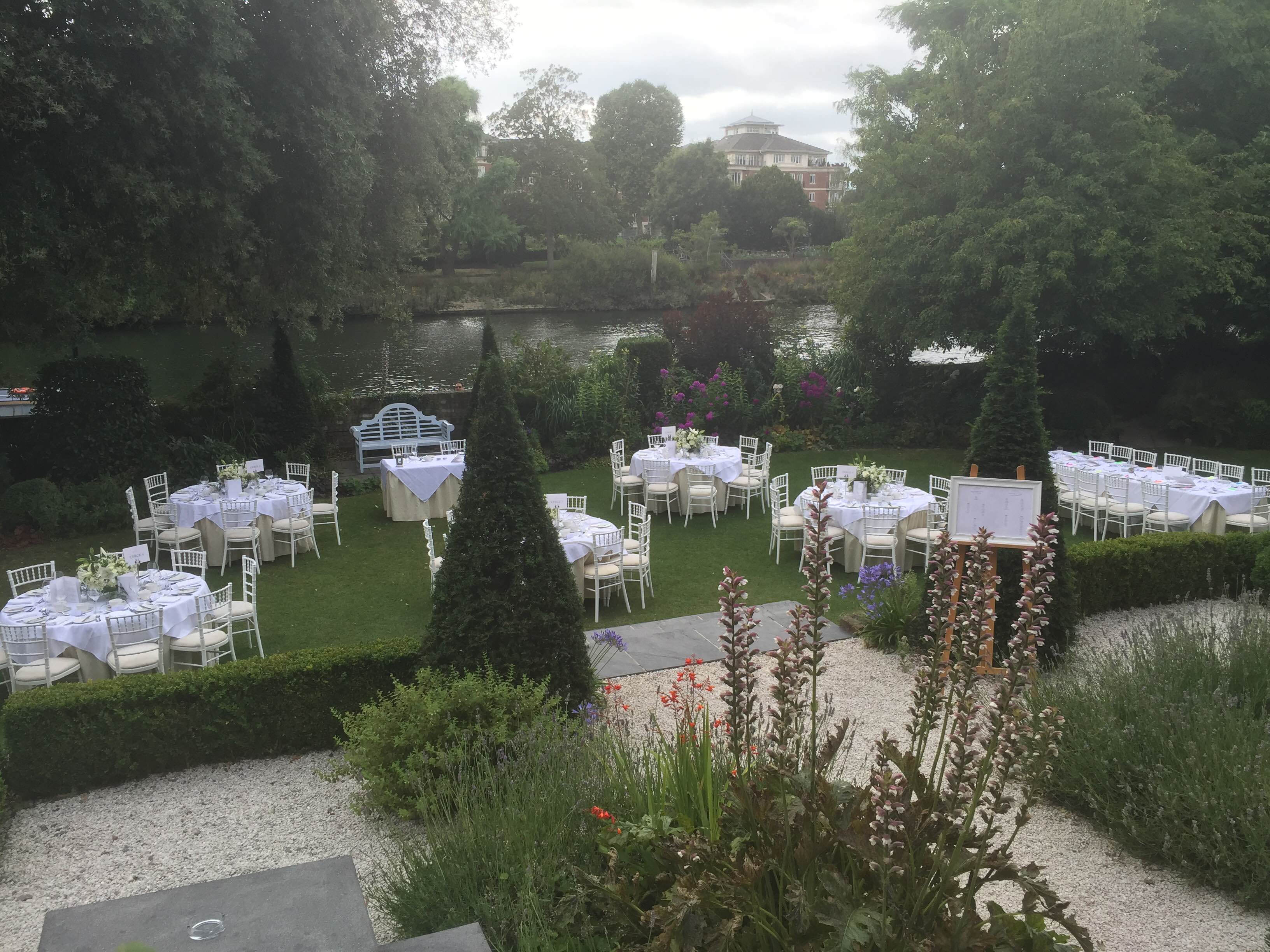 Elegant outdoor event space with circular tables, ideal for garden parties and weddings.