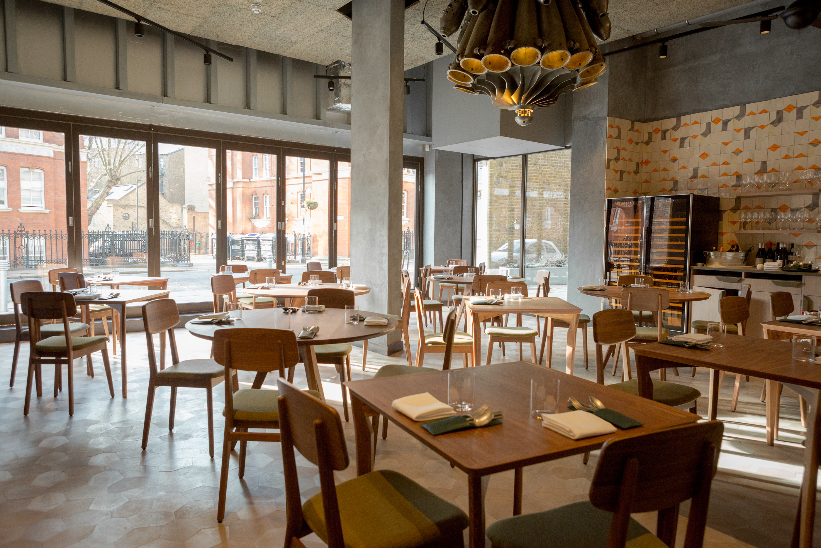 Modern restaurant space in Londrino with wooden tables, ideal for networking events.
