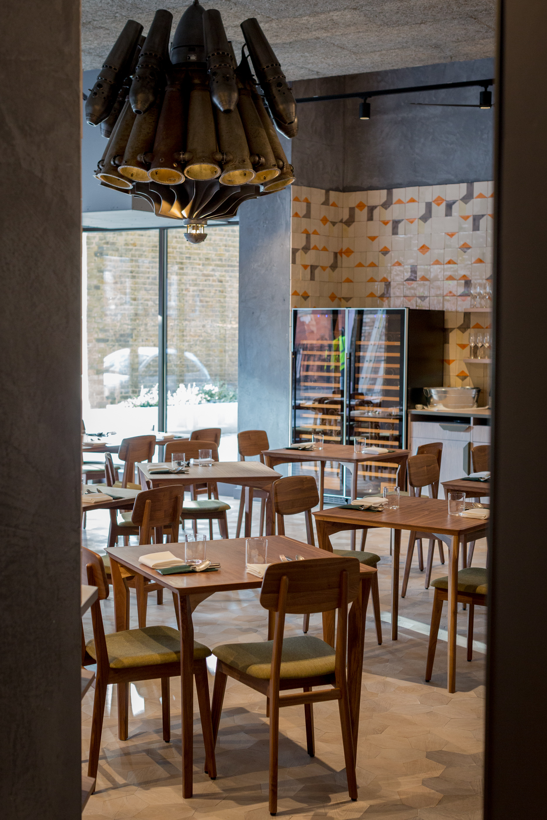 Modern dining space in Londrino with warm wood tones, ideal for events and meetings.