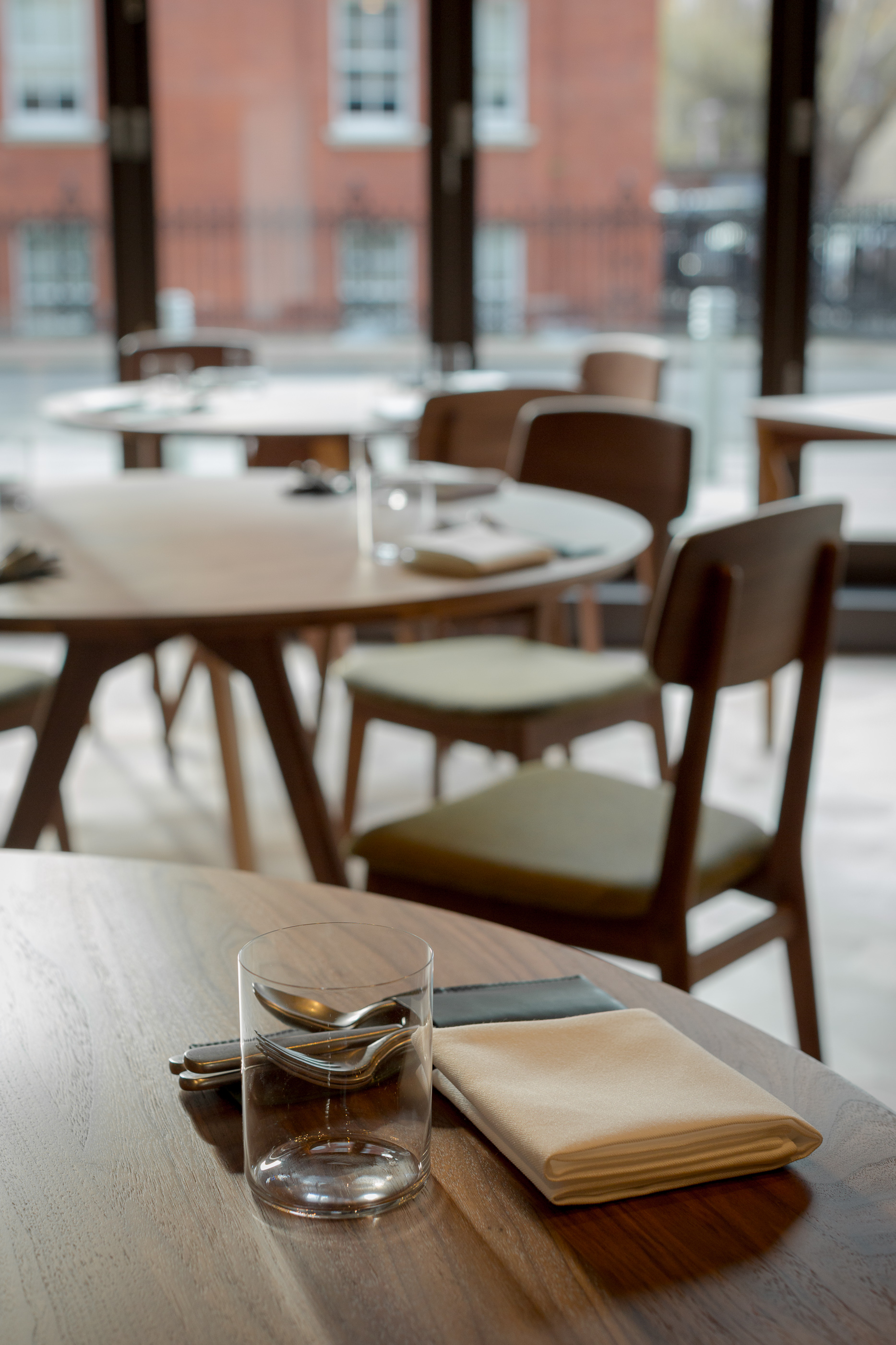 Modern meeting space in Londrino with wooden tables, ideal for gatherings and brainstorming.