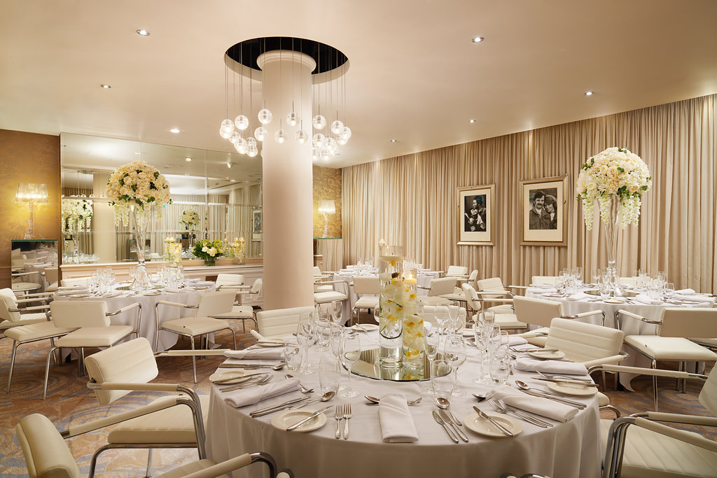 Elegant event space with round tables, ideal for corporate and social gatherings.