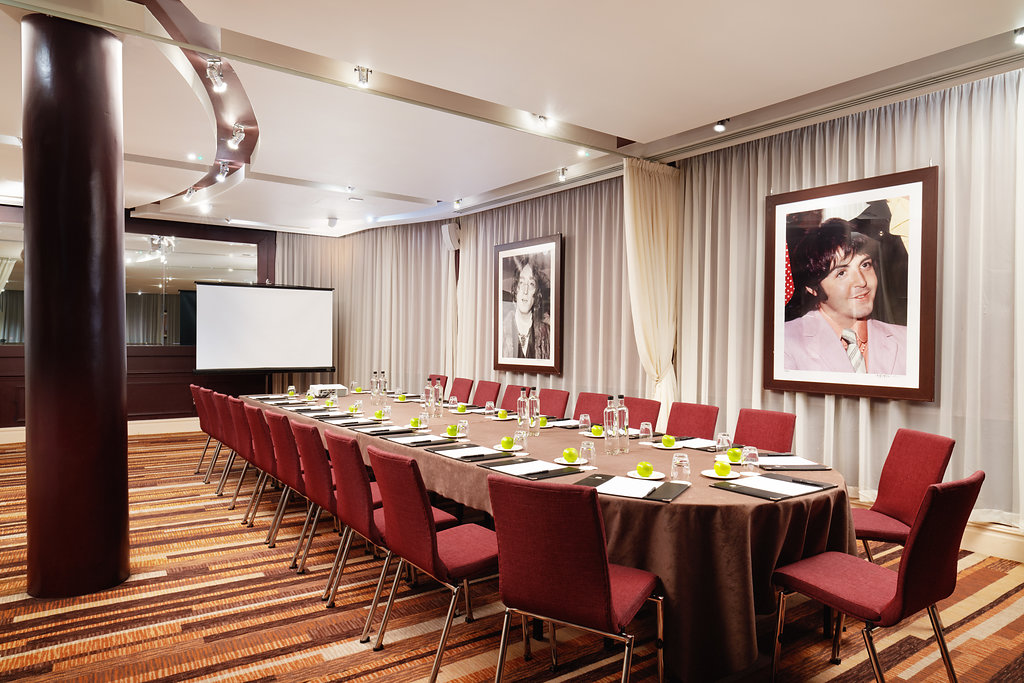 Zygmant Suite meeting room with elegant decor, ideal for professional gatherings and presentations.