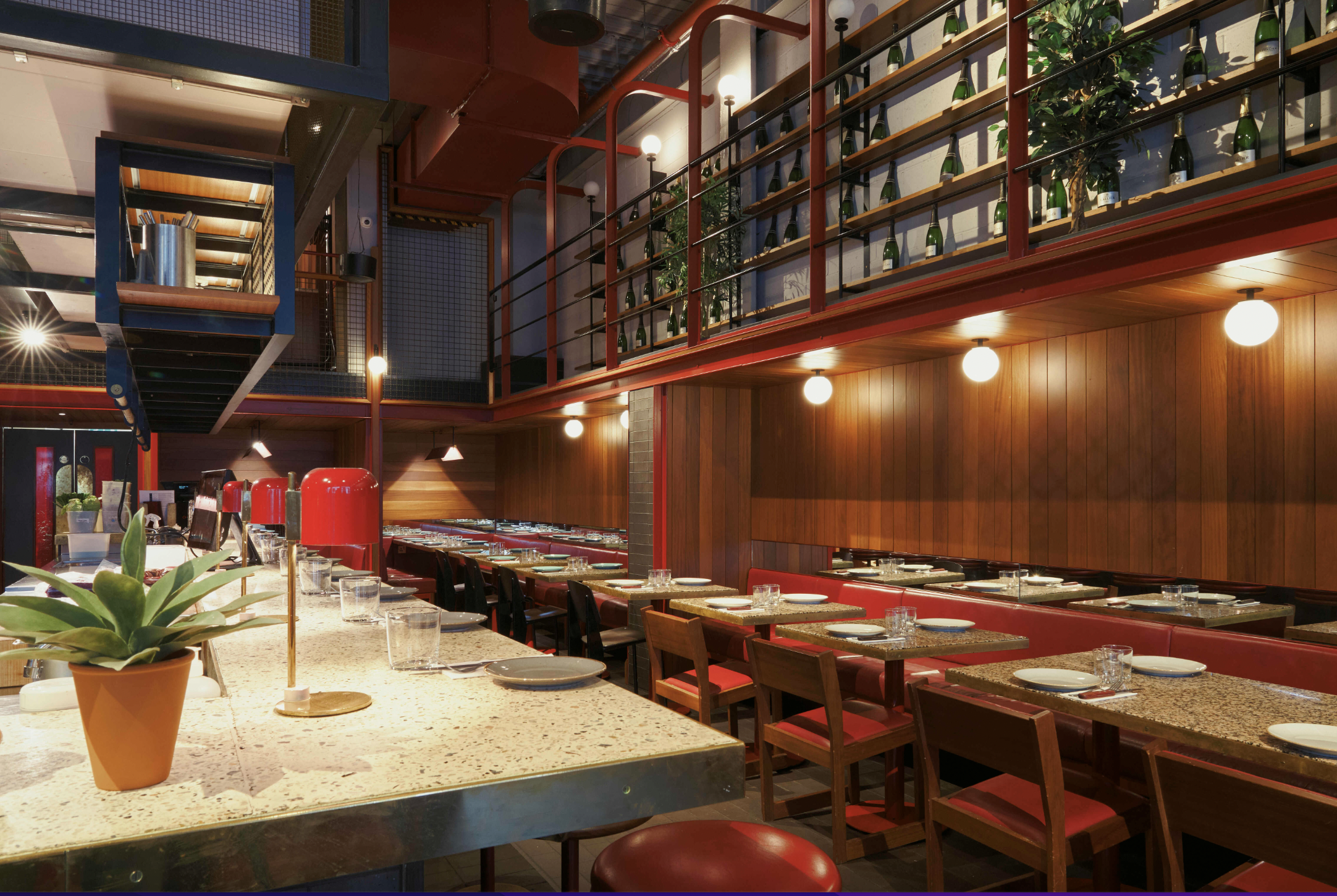 Trendy temper City restaurant, wine display, corporate events, cocktail reception