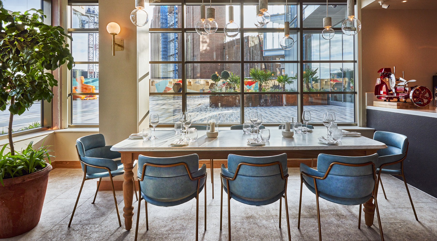 Restaurant - hcr50mbjlru.jpg