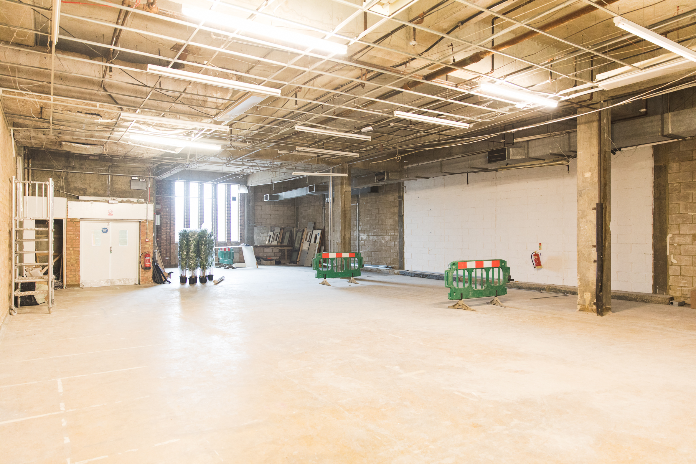Atrium in Many Hands: spacious industrial event space for conferences and gatherings.