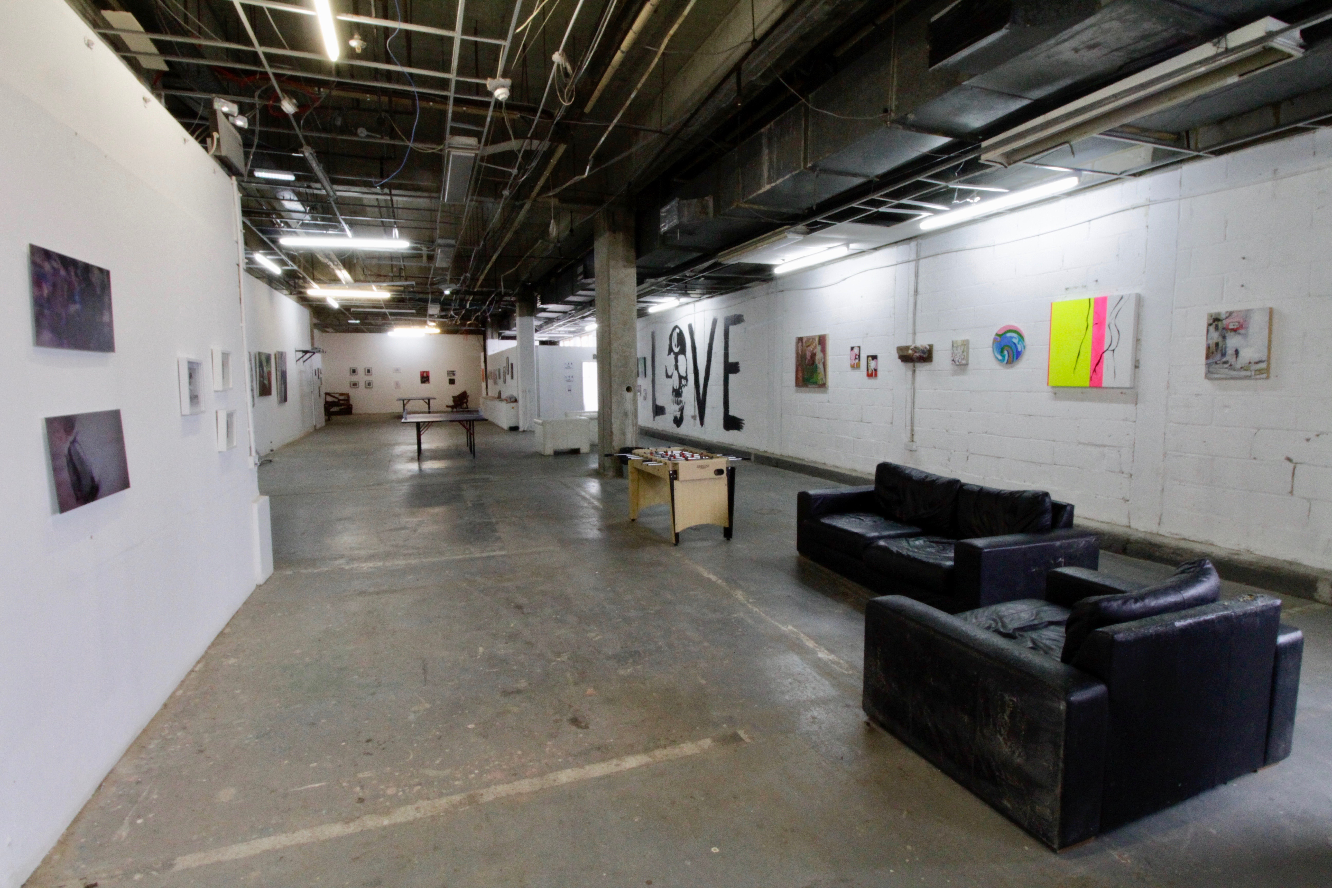 Atrium event space with industrial design, ideal for exhibitions and workshops.