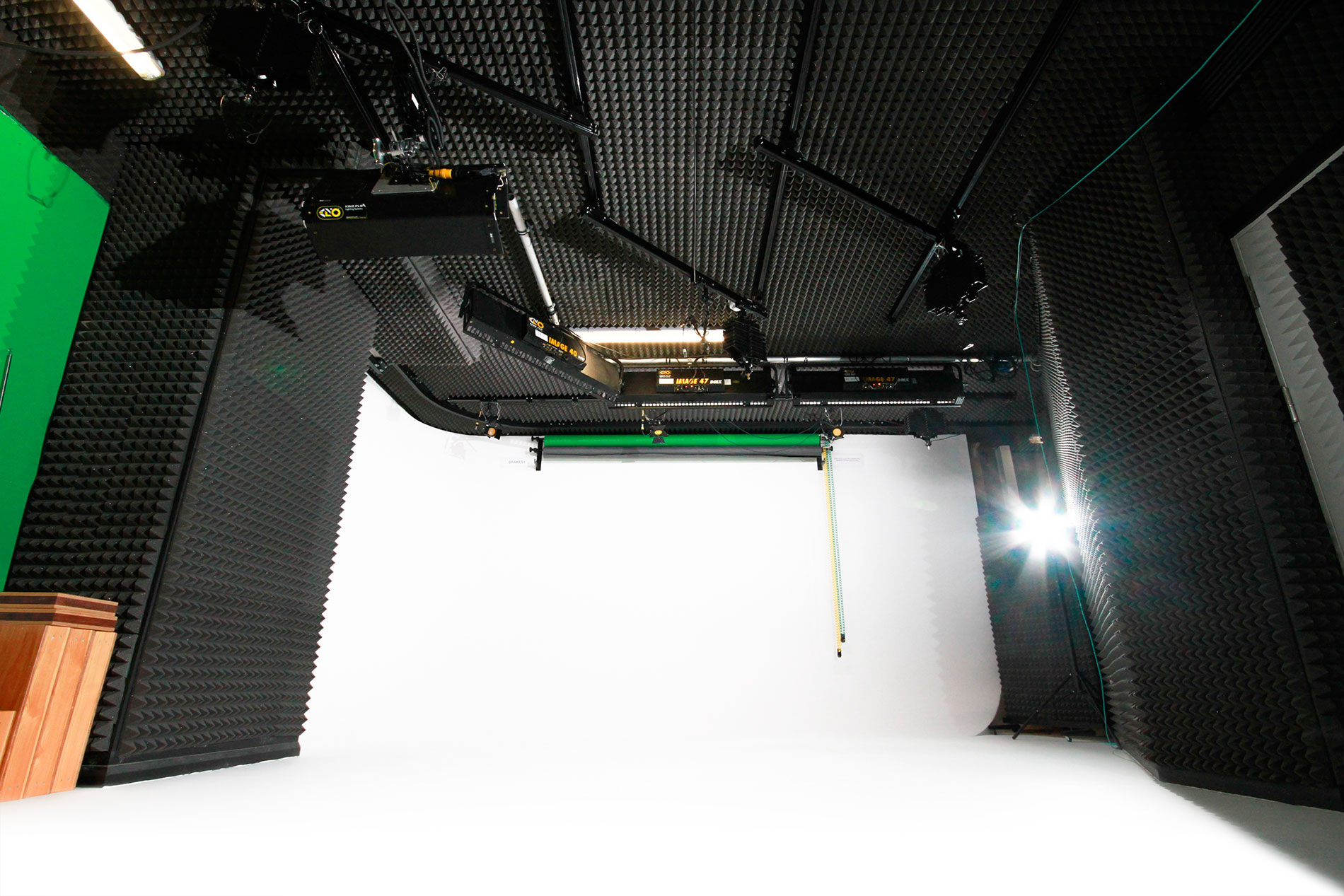 Professional studio venue with soundproofing, ideal for meetings and hybrid events.