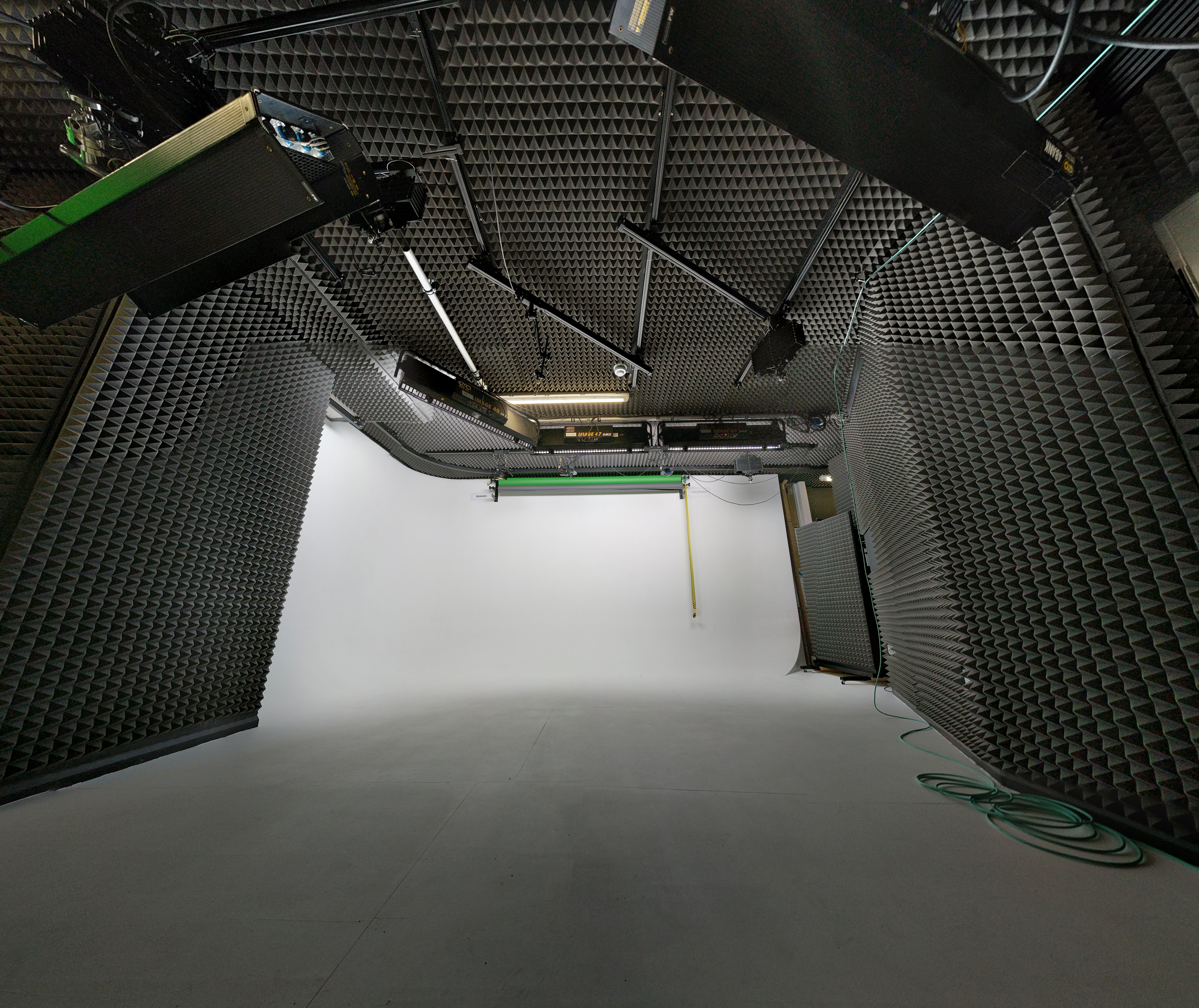 Versatile FWstudios venue with soundproof walls for virtual events and presentations.