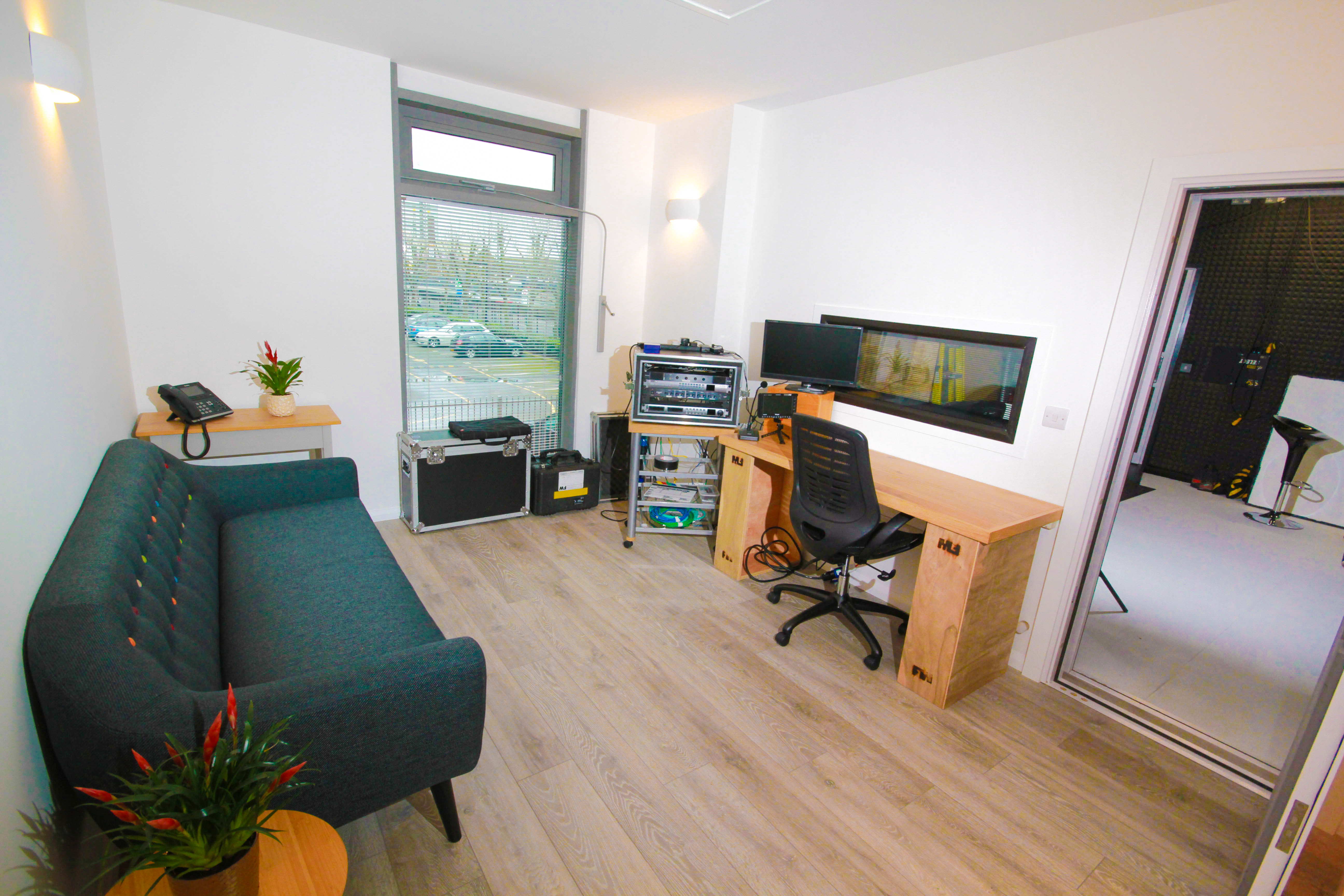 Modern minimalist meeting space in FWstudios, perfect for small gatherings and presentations.