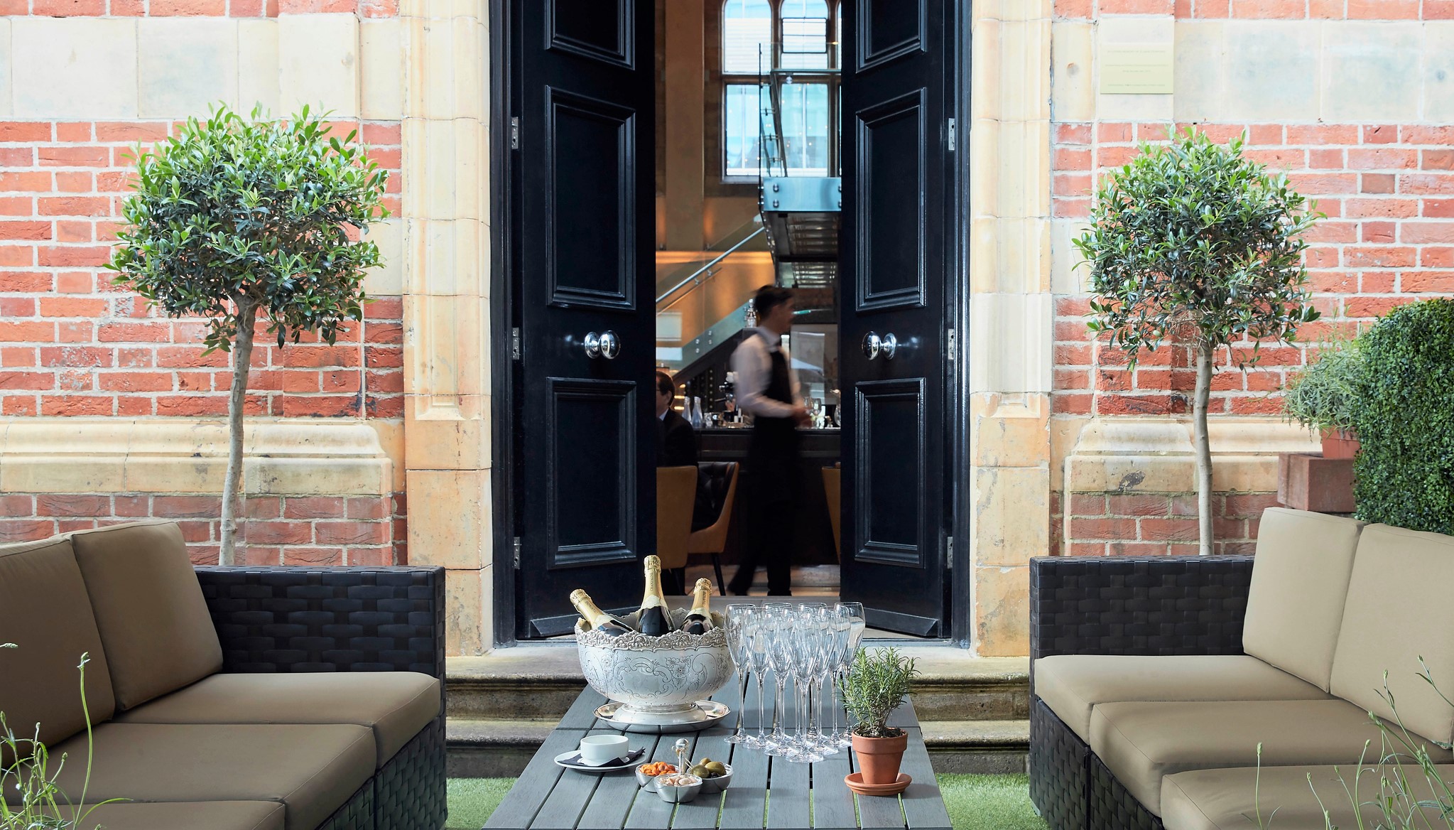 Stylish outdoor event space at Le Jardin, featuring elegant seating and refreshments.