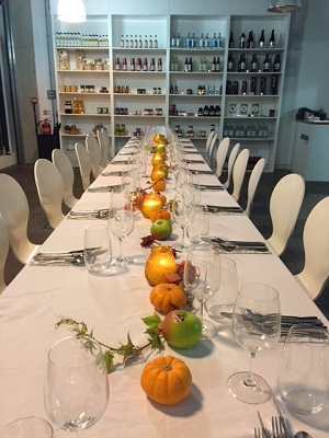 Elegant dining table setup with seasonal fruits for events at Jenius Social.