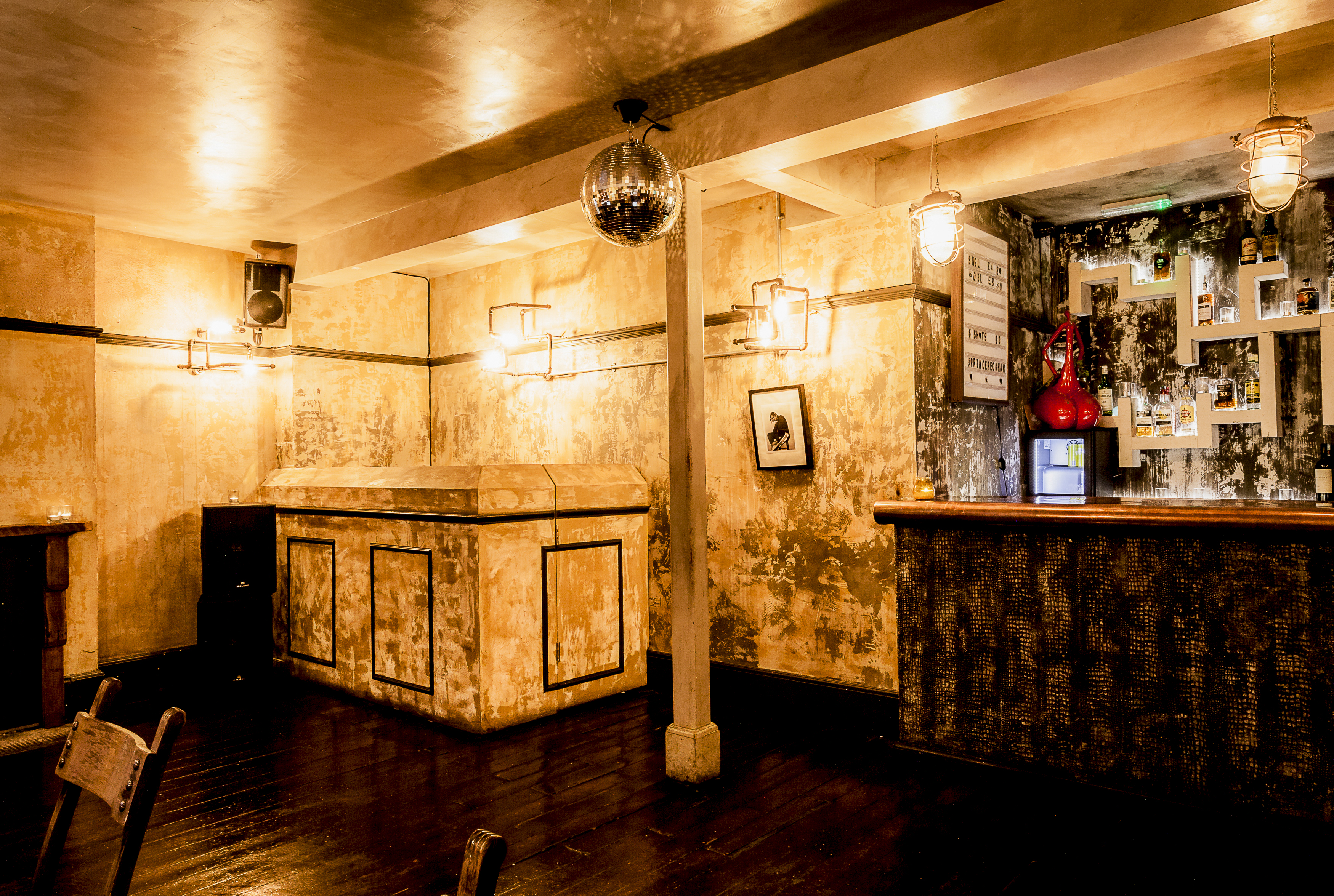 Vintage music room in Prince Of Peckham, ideal for intimate gatherings and creative events.