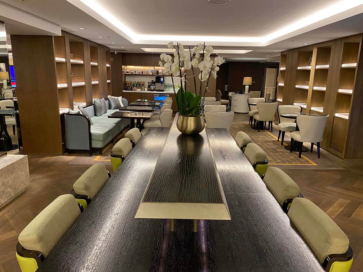 Executive lounge at JW Marriott Grosvenor House, elegant meeting space for networking events.