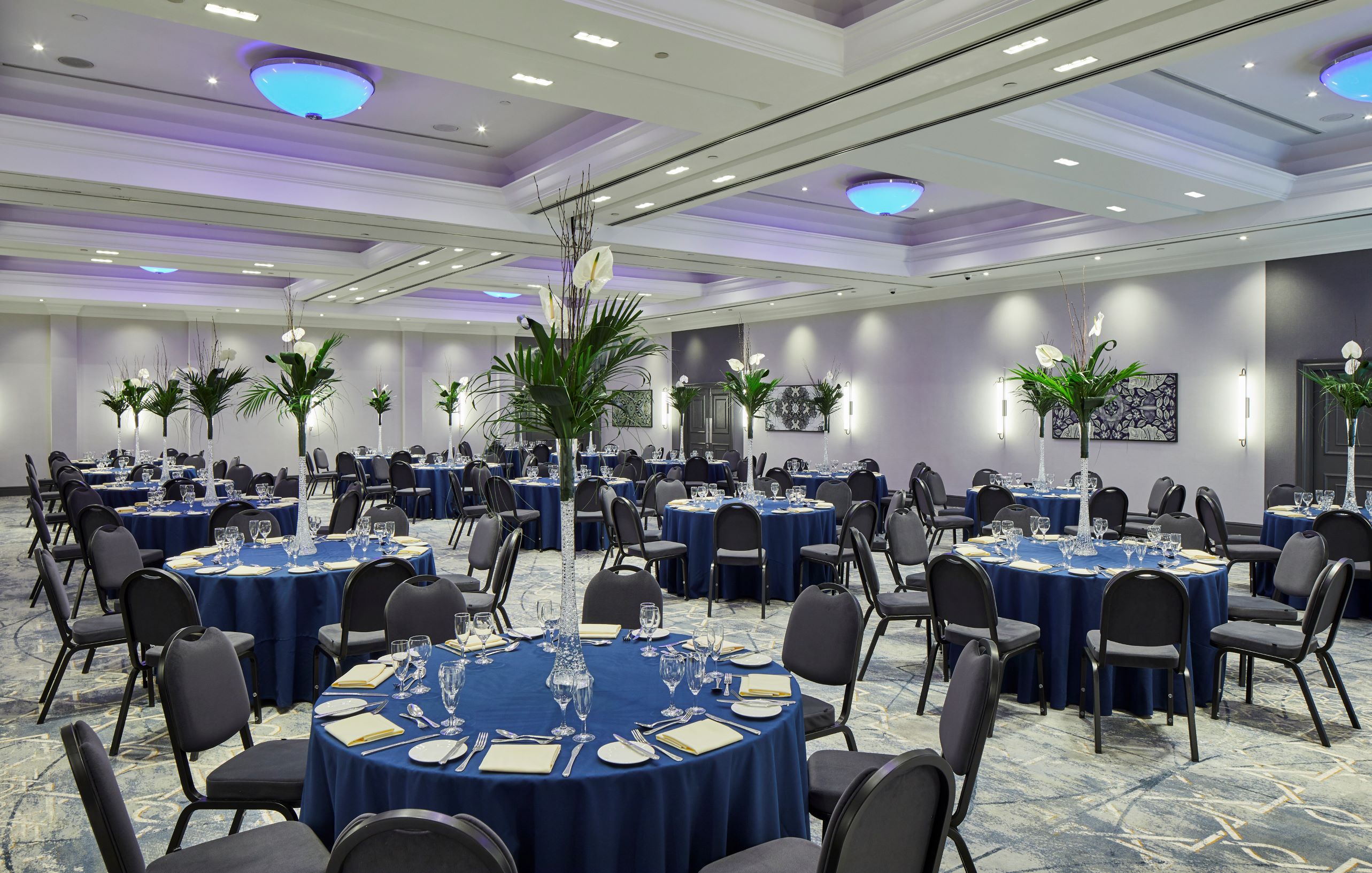 Cardiff Suite at Marriott: elegant dinner setup with blue linens for corporate events.
