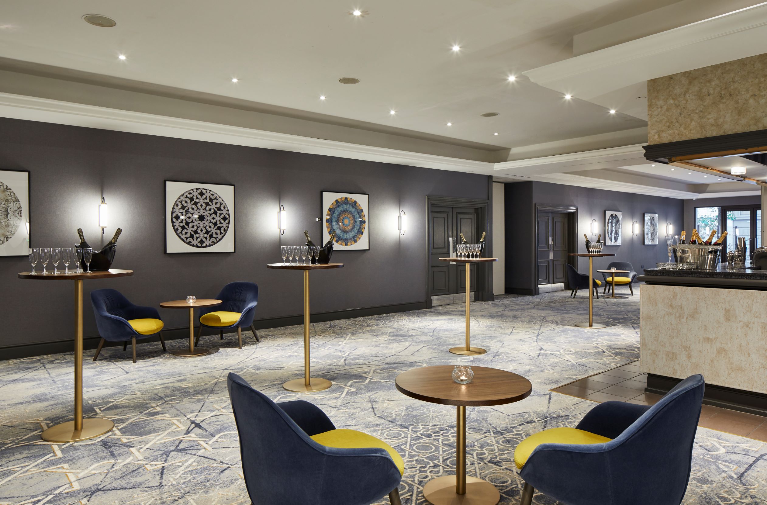 Cardiff Suite at Marriott: modern event space for networking and social gatherings.