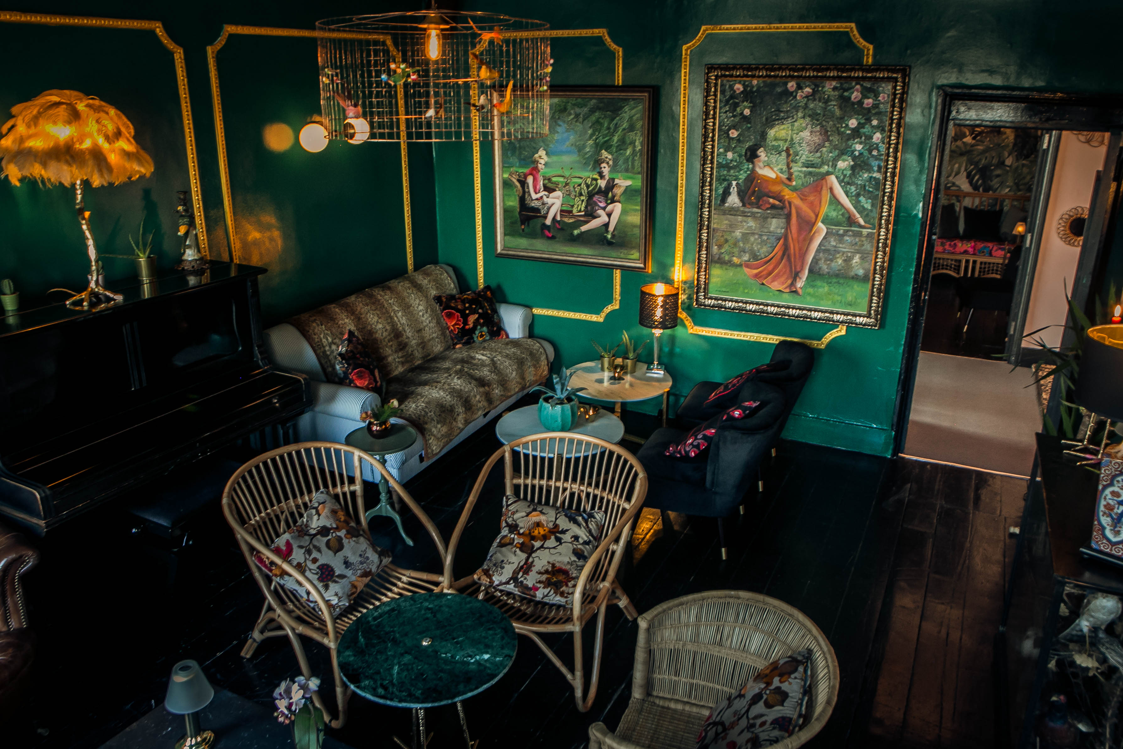 Stylish meeting space with green walls, ideal for intimate gatherings and workshops.