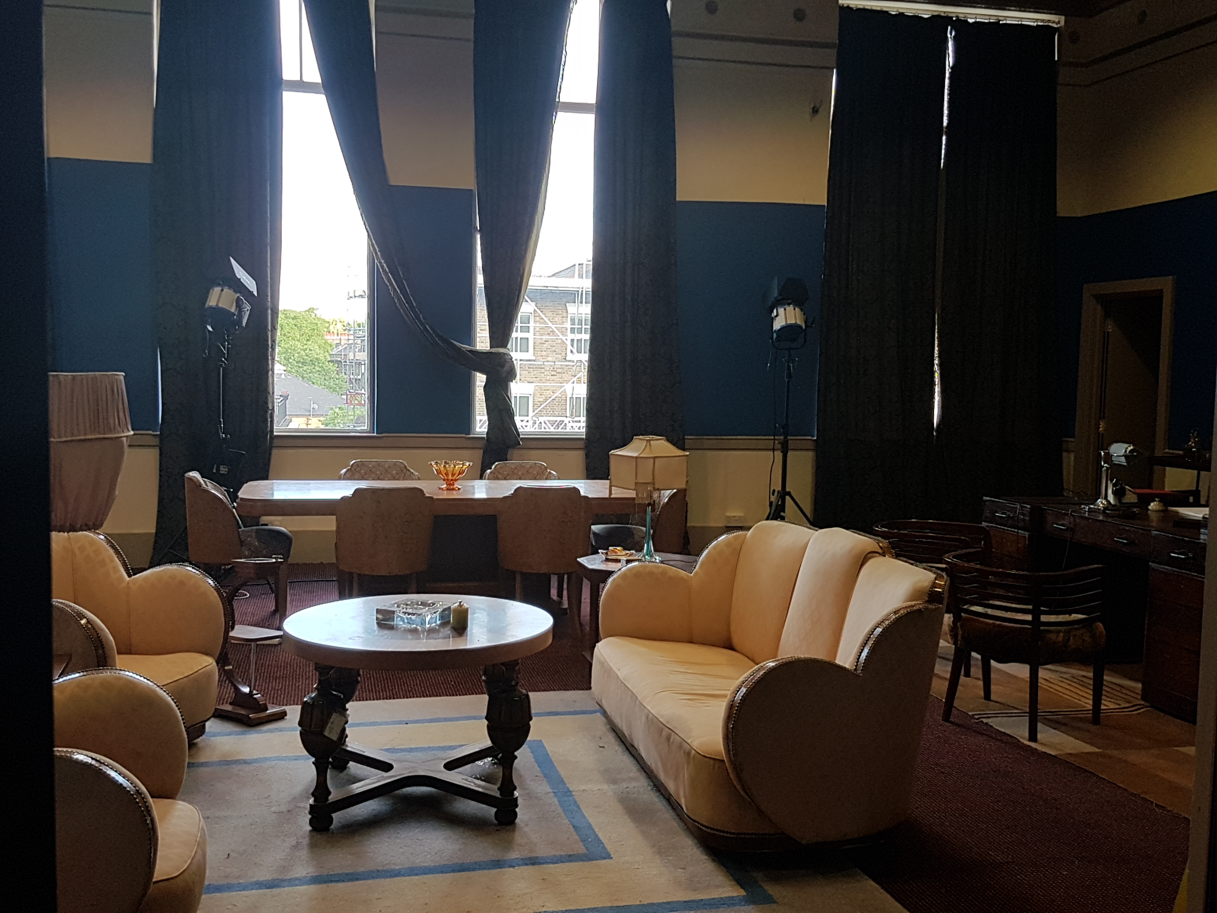 Stylish meeting space at GRACEPOINT with natural light, ideal for workshops and networking.