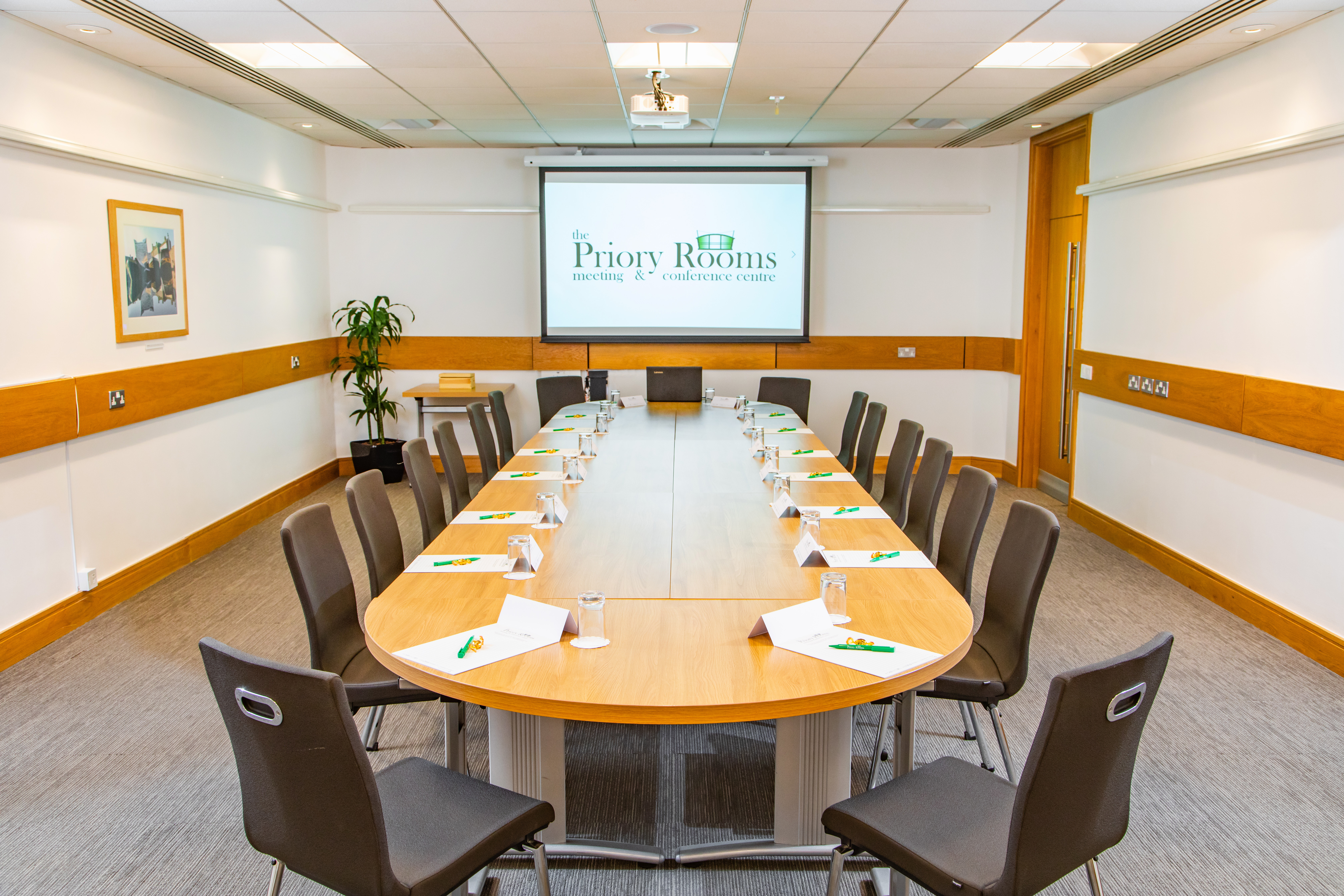 George Fox meeting room with oval table, ideal for professional conferences and gatherings.