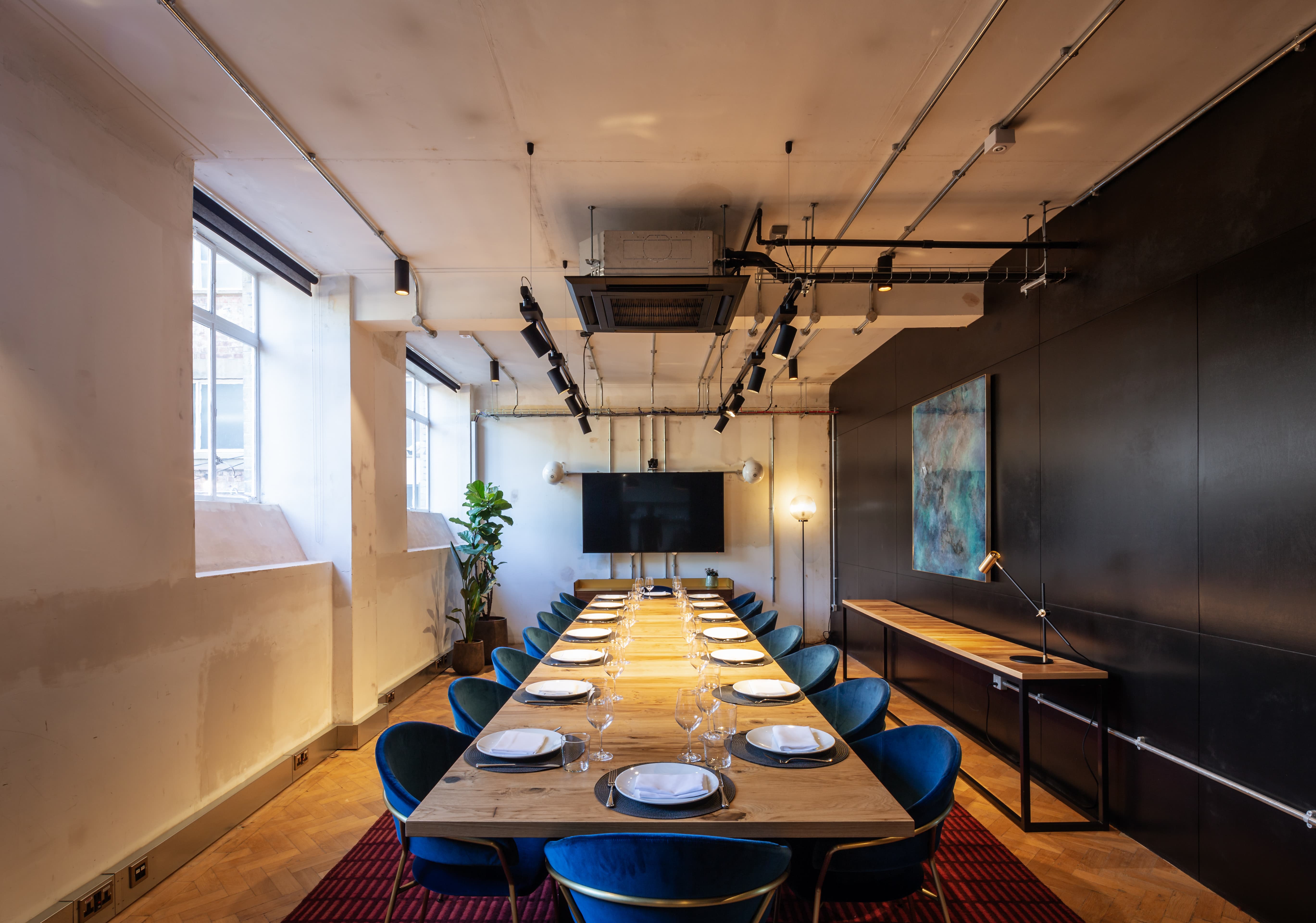 Industrial-chic meeting room for boutique private dinners and professional workshops.