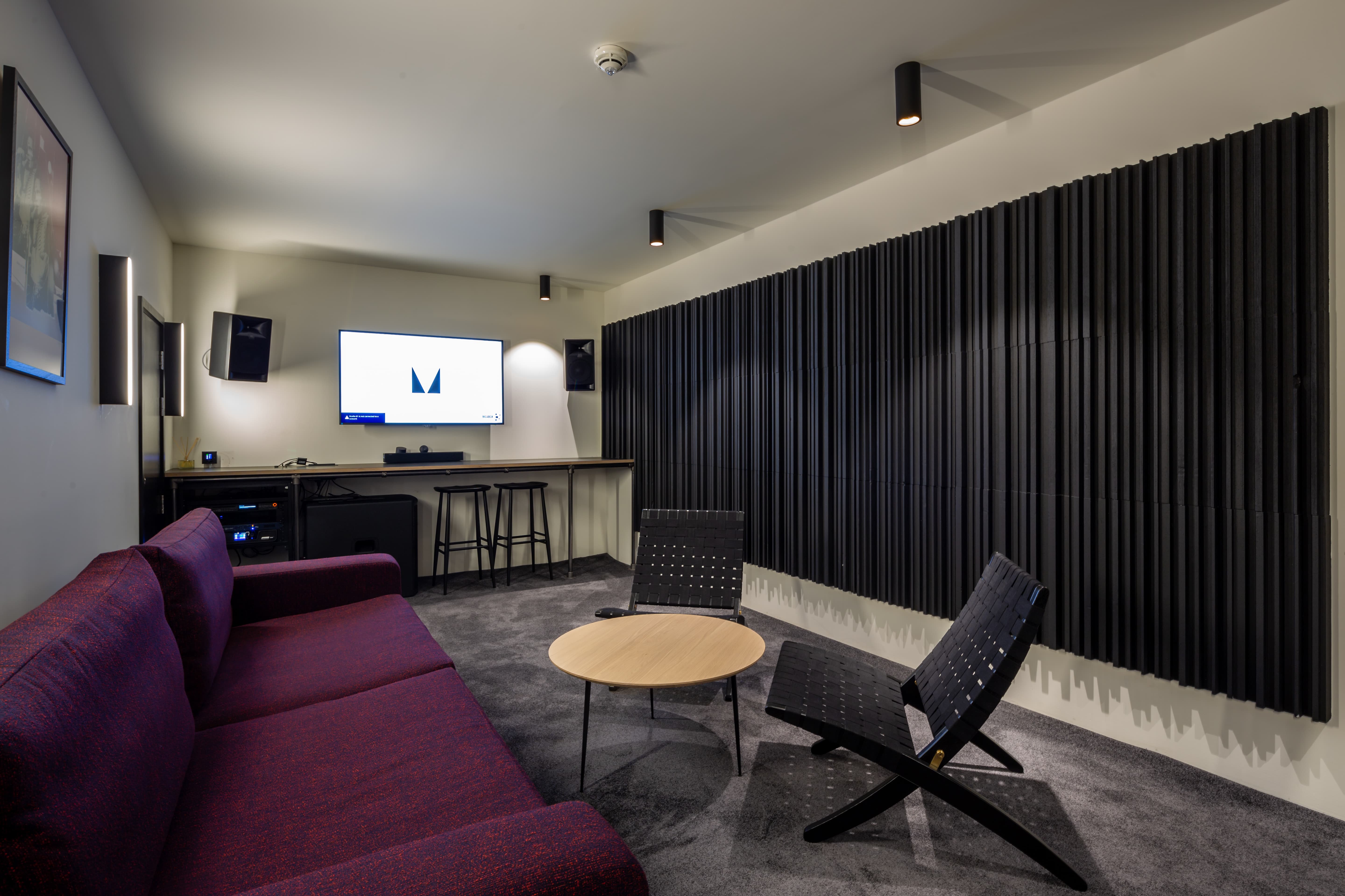 The Studio huddle room with acoustic walls for small-group collaboration and meeting events.