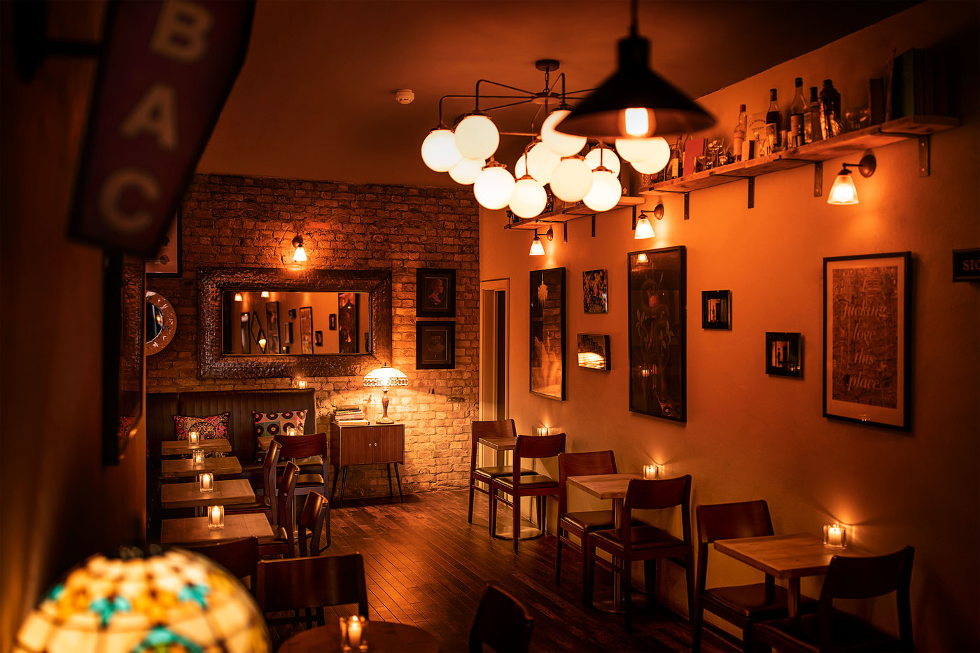 Cozy venue in Coupette with warm lighting, ideal for small gatherings and events.