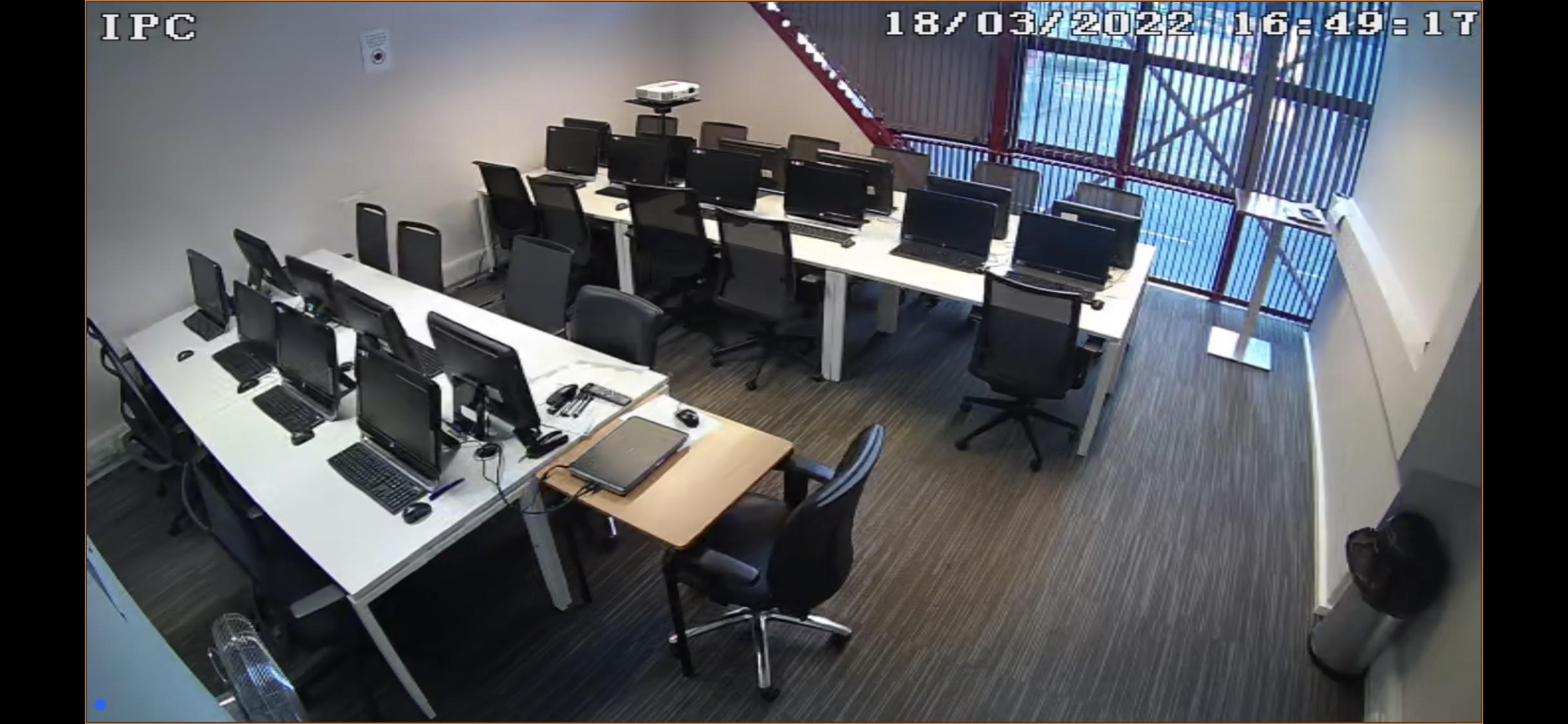 Modern meeting room with workstations in Suite Thames, ideal for training events.