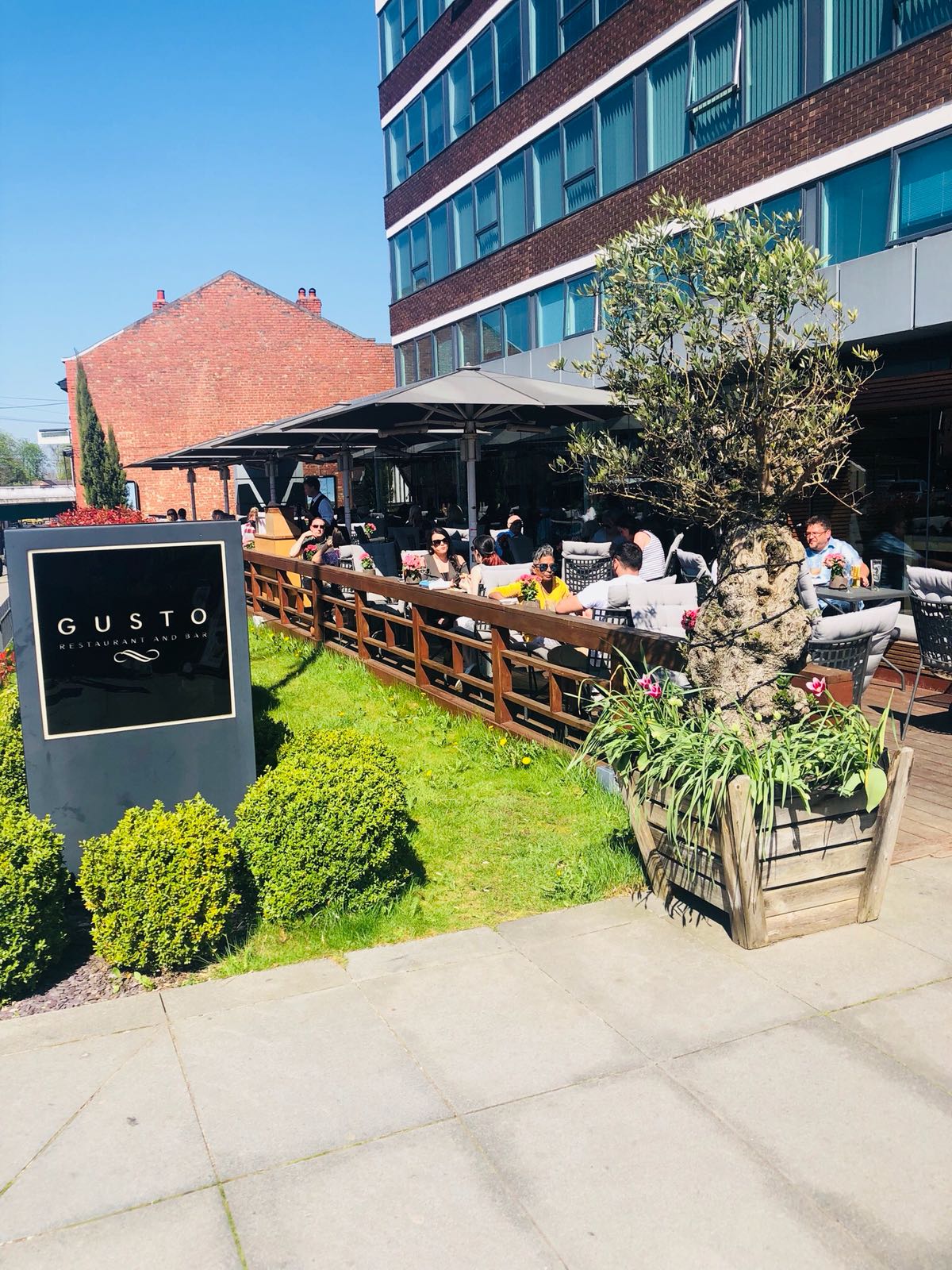 Vibrant outdoor dining area at Gusto Italian, perfect for casual meetings and networking events.