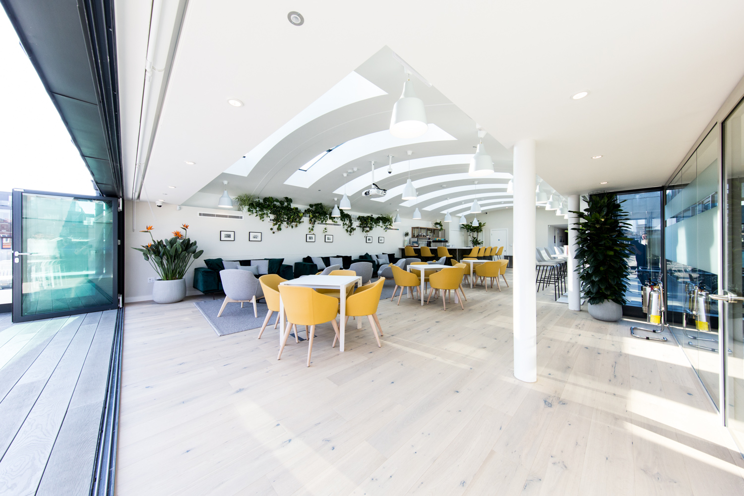 Gallery on 5 event space with natural light, perfect for networking and informal meetings.