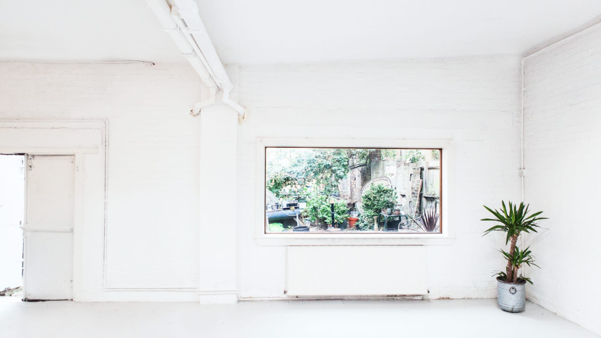 Airy minimalist STUDIO with large windows for creative meetings and events.