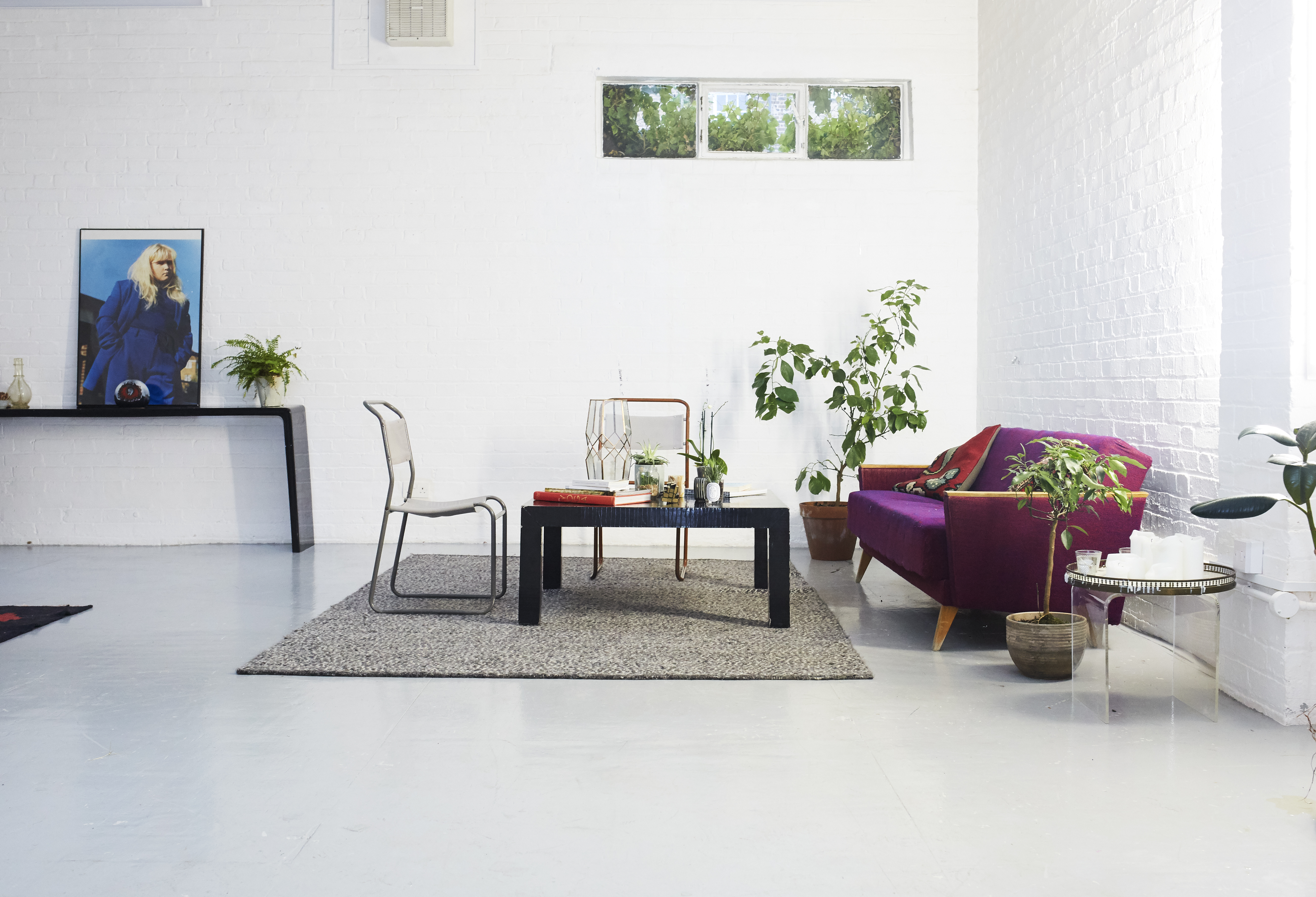 Modern minimalist meeting space with natural light for creative workshops and gatherings.