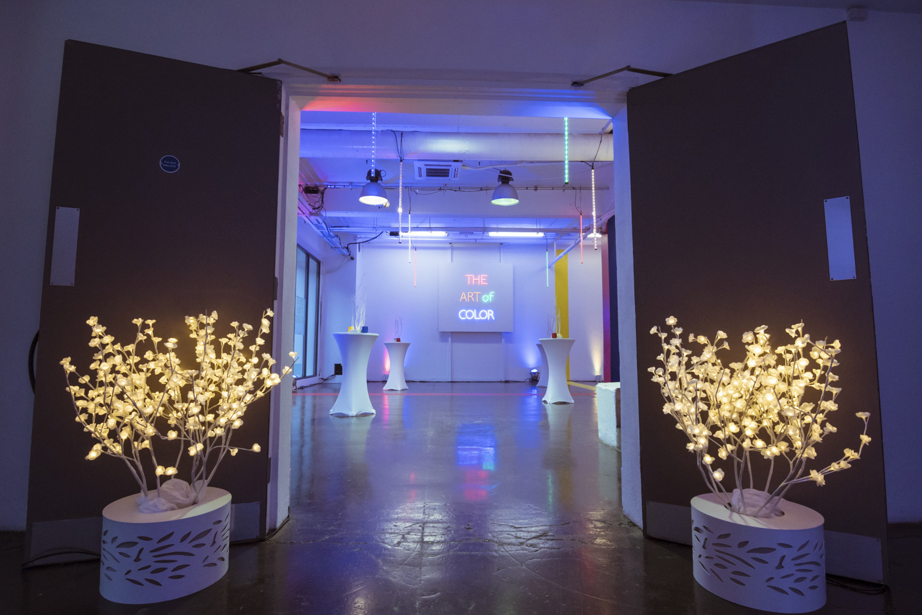 Modern event space with floral arrangements, ideal for creative gatherings and networking.