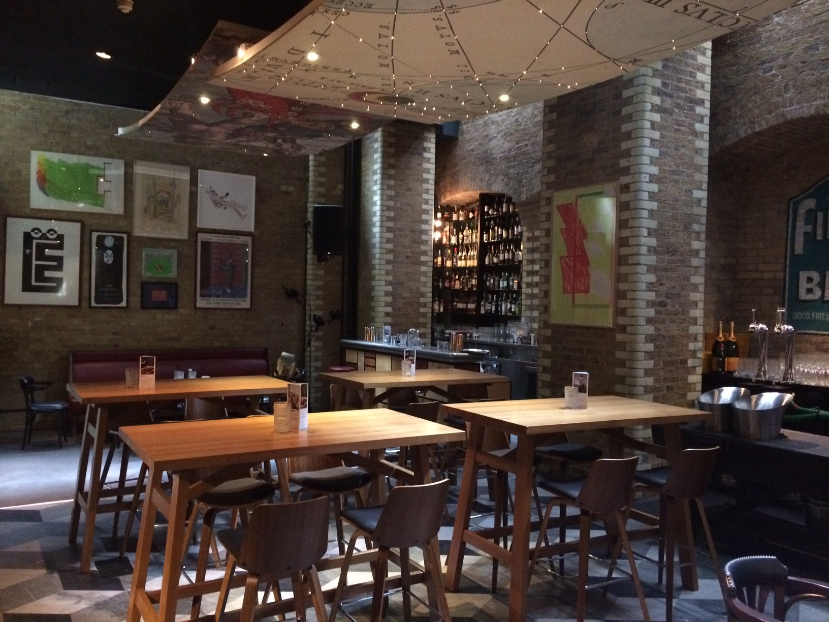 Alt tag: "Tra Tra Restaurant in Shoreditch, modern venue for casual meetings and networking events."