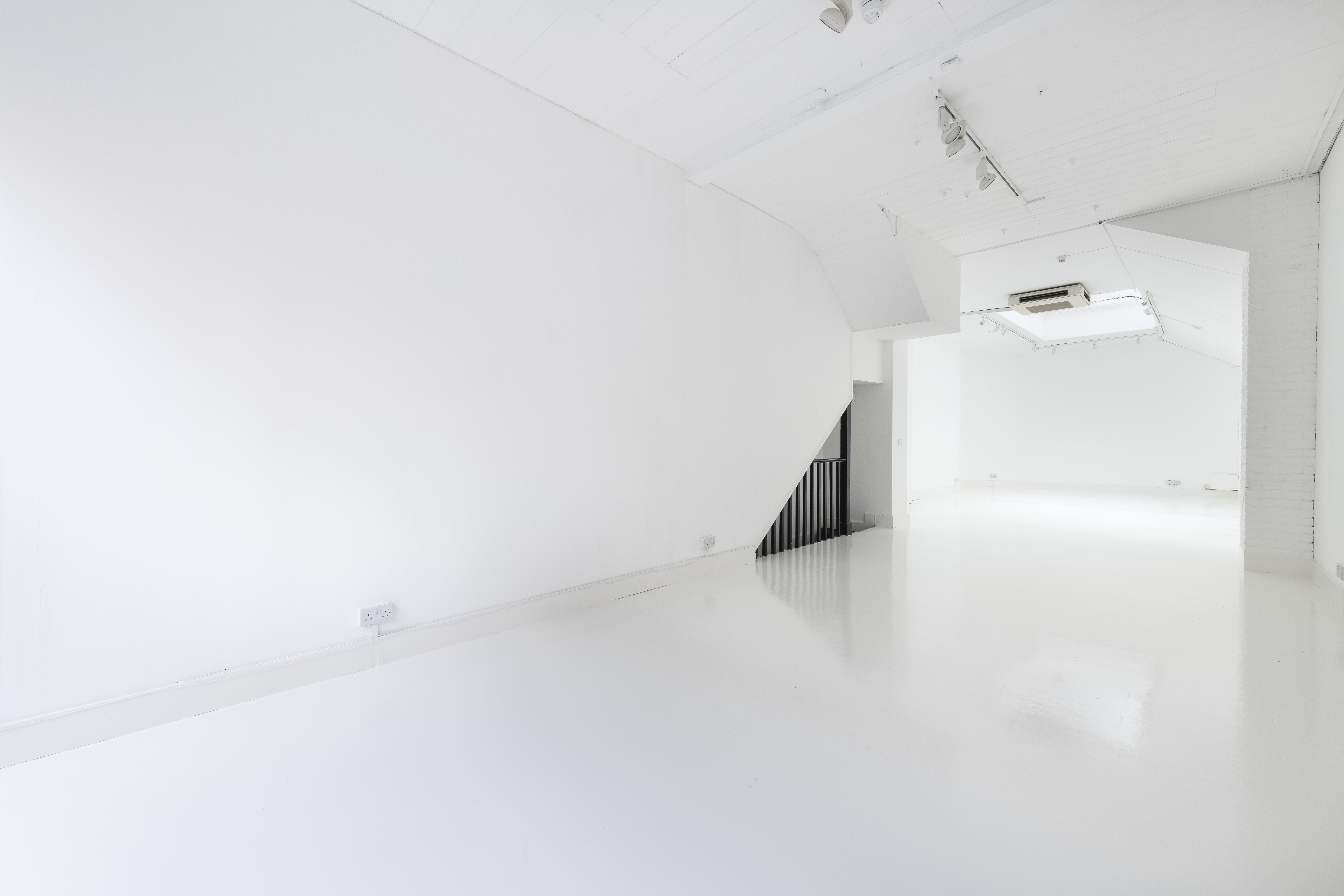 Spacious minimalist event venue in Noho Showrooms, perfect for meetings and workshops.