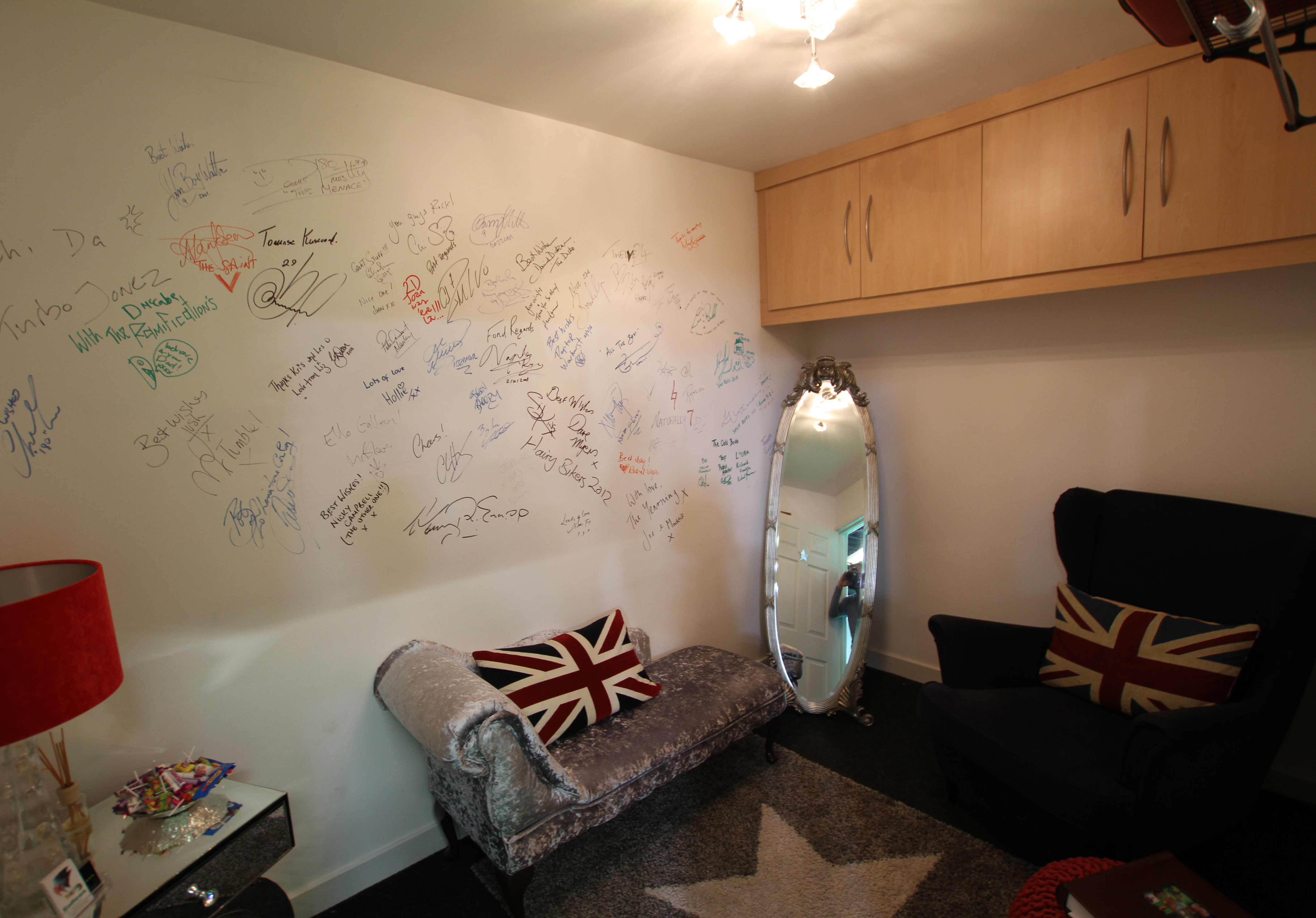 Cozy meeting space with Union Jack decor, ideal for brainstorming sessions and collaboration.