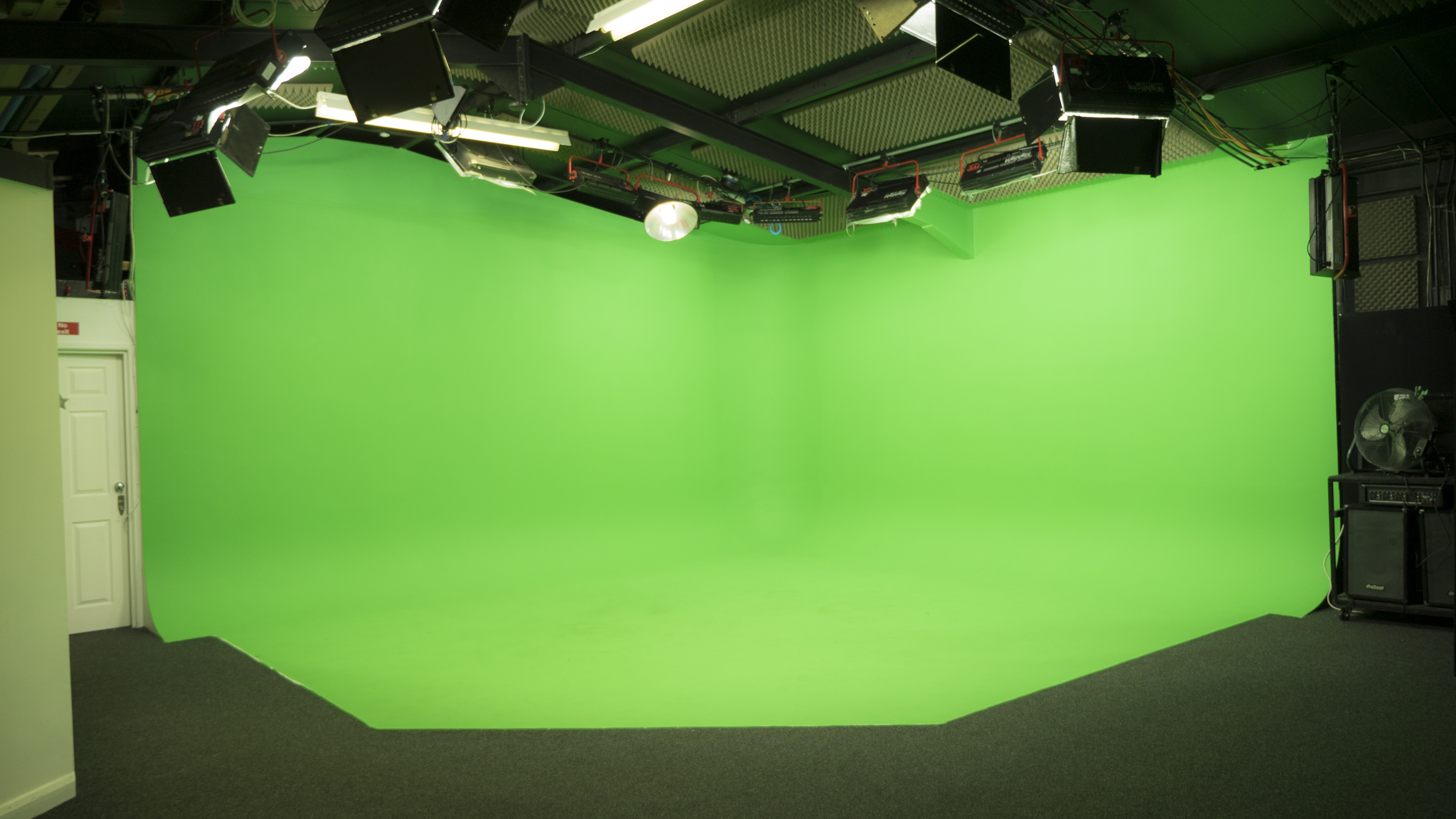 Infinity Cove green screen studio with seamless backdrop for virtual events and hybrid meetings.