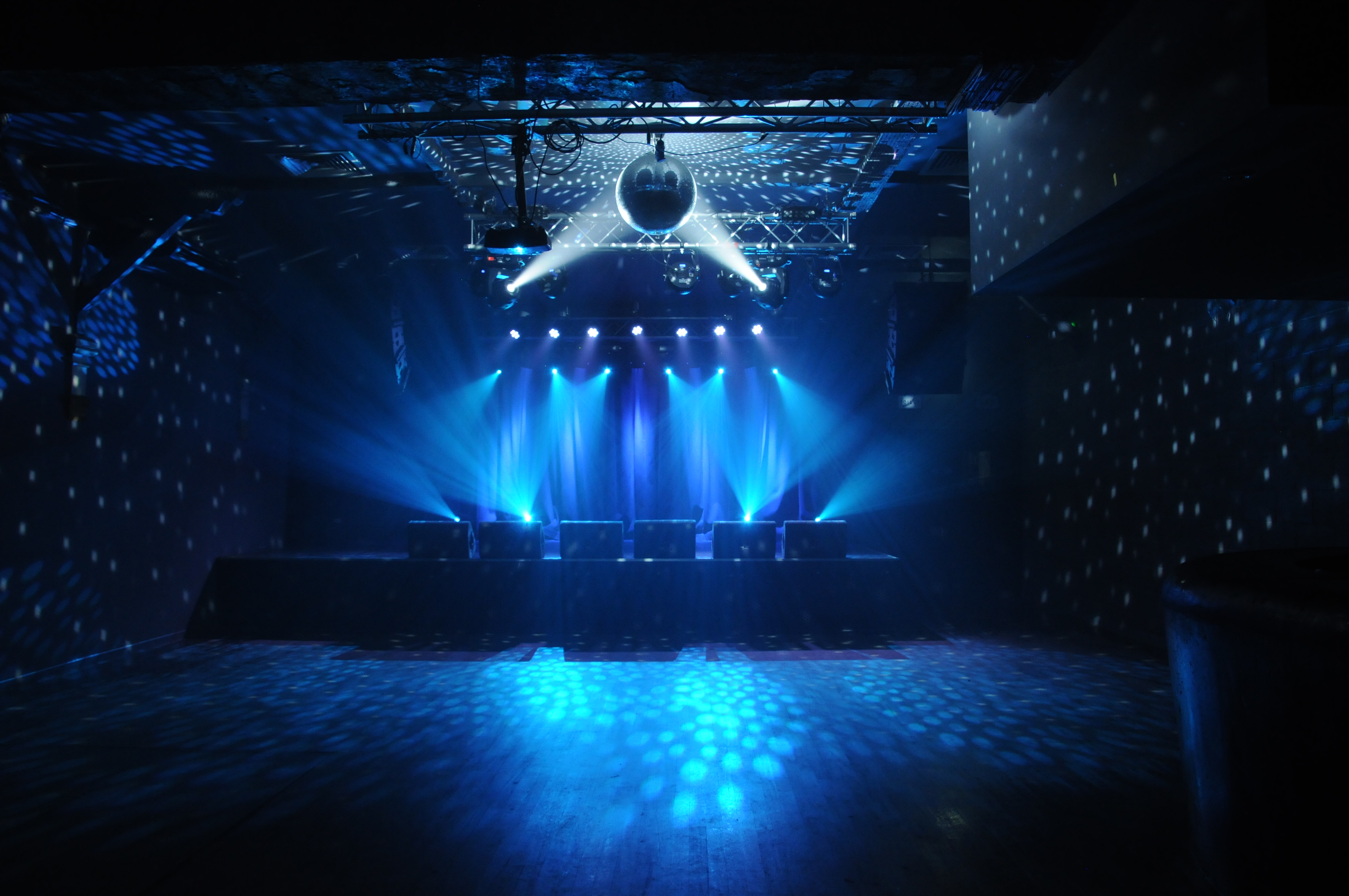 Vibrant Oslo Hackney venue with blue lighting, ideal for events and performances.
