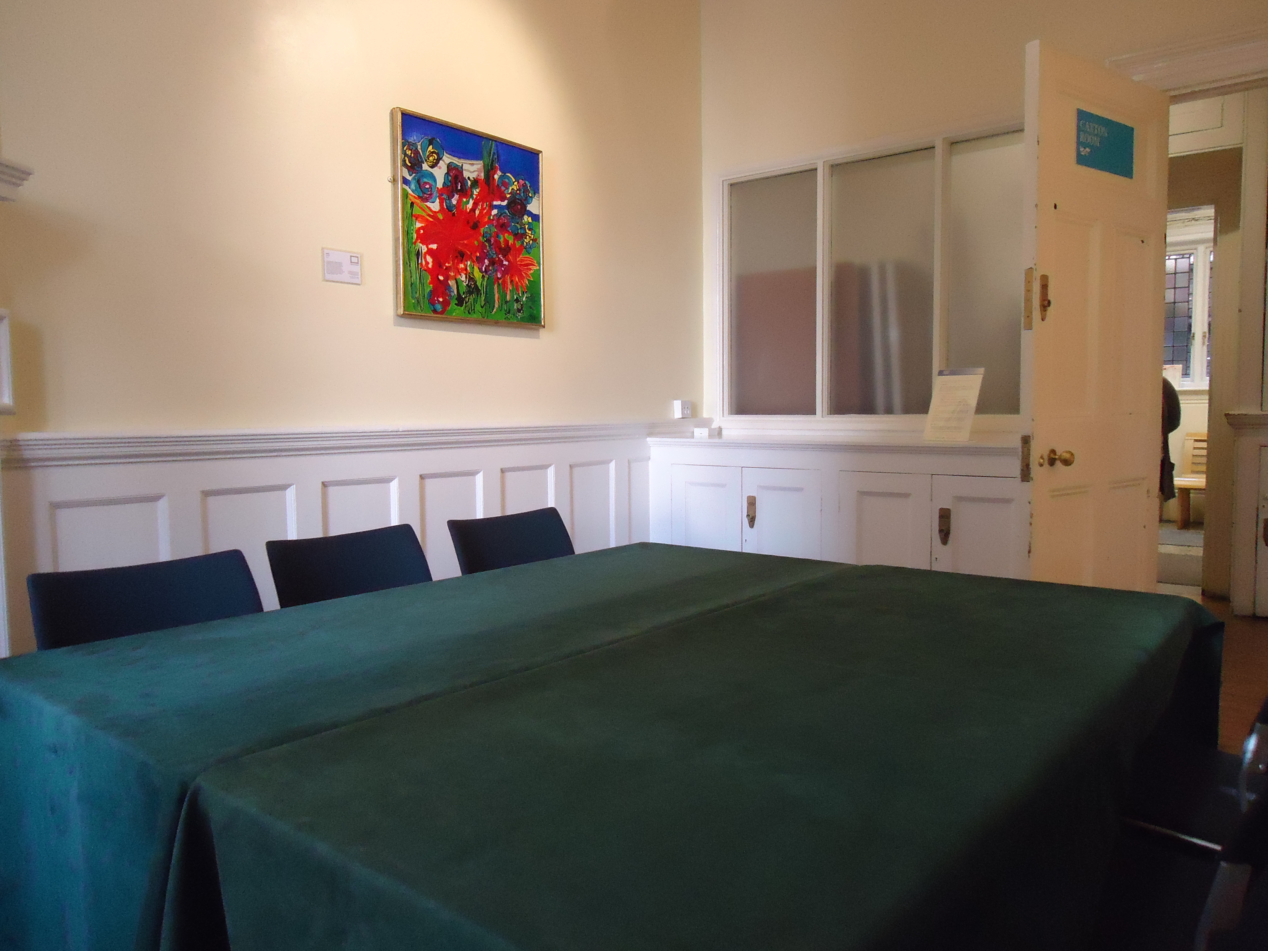 Caxton Room at St Bride Foundation with green table, ideal for meetings and brainstorming.