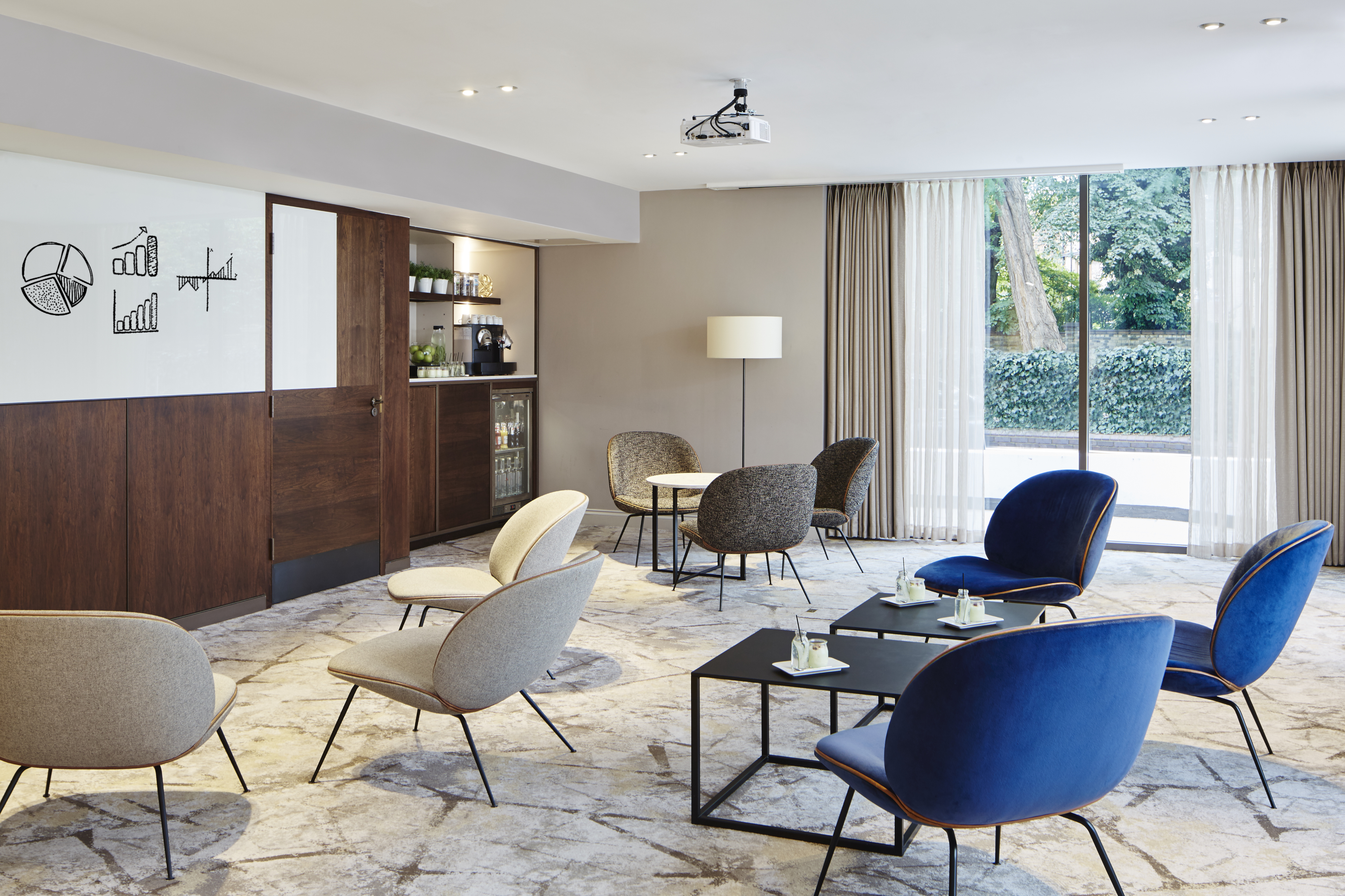 Modern meeting space at London Marriott Regents Park, ideal for conferences and brainstorming.