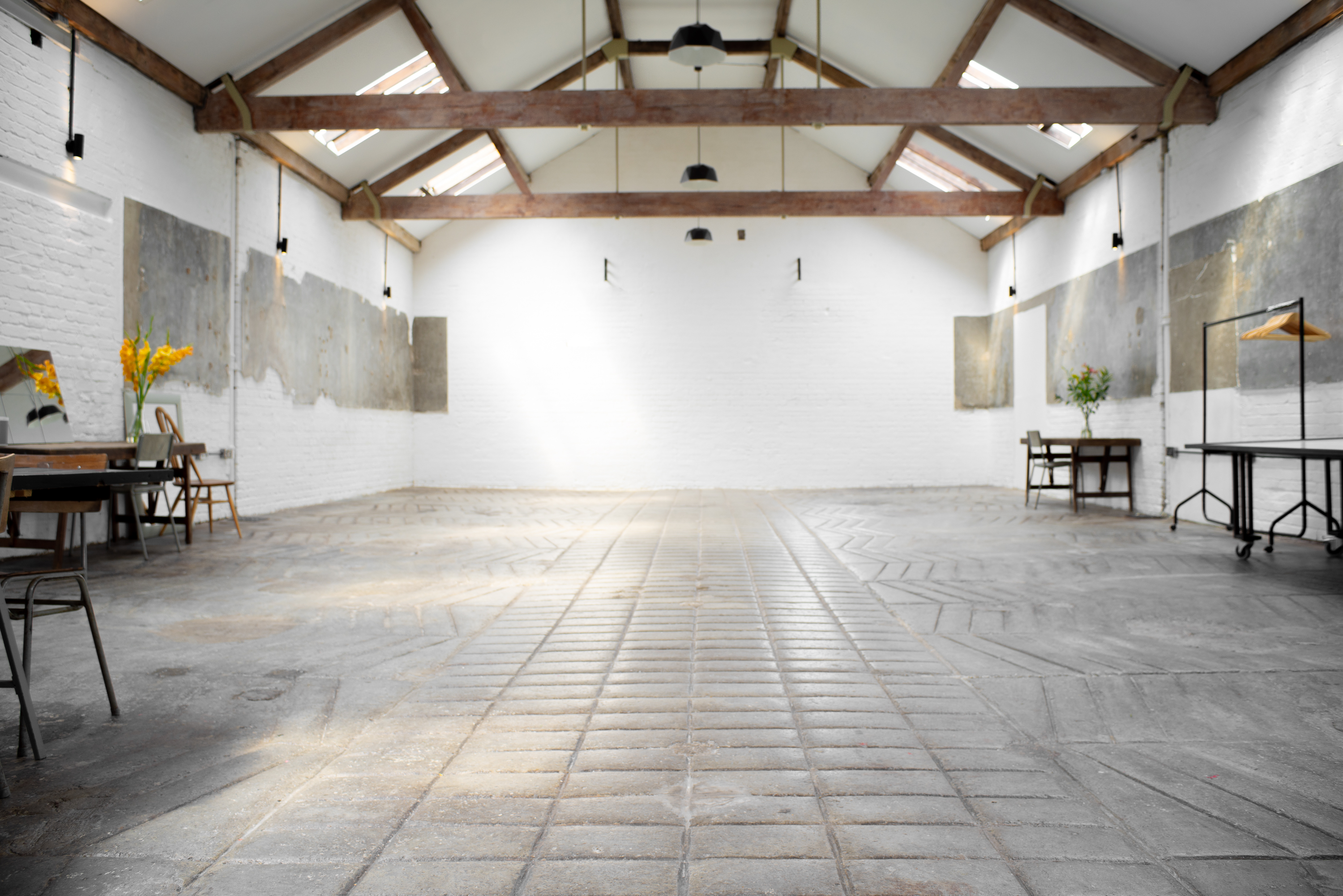 Versatile event space with high ceilings, ideal for creative meetings and workshops.